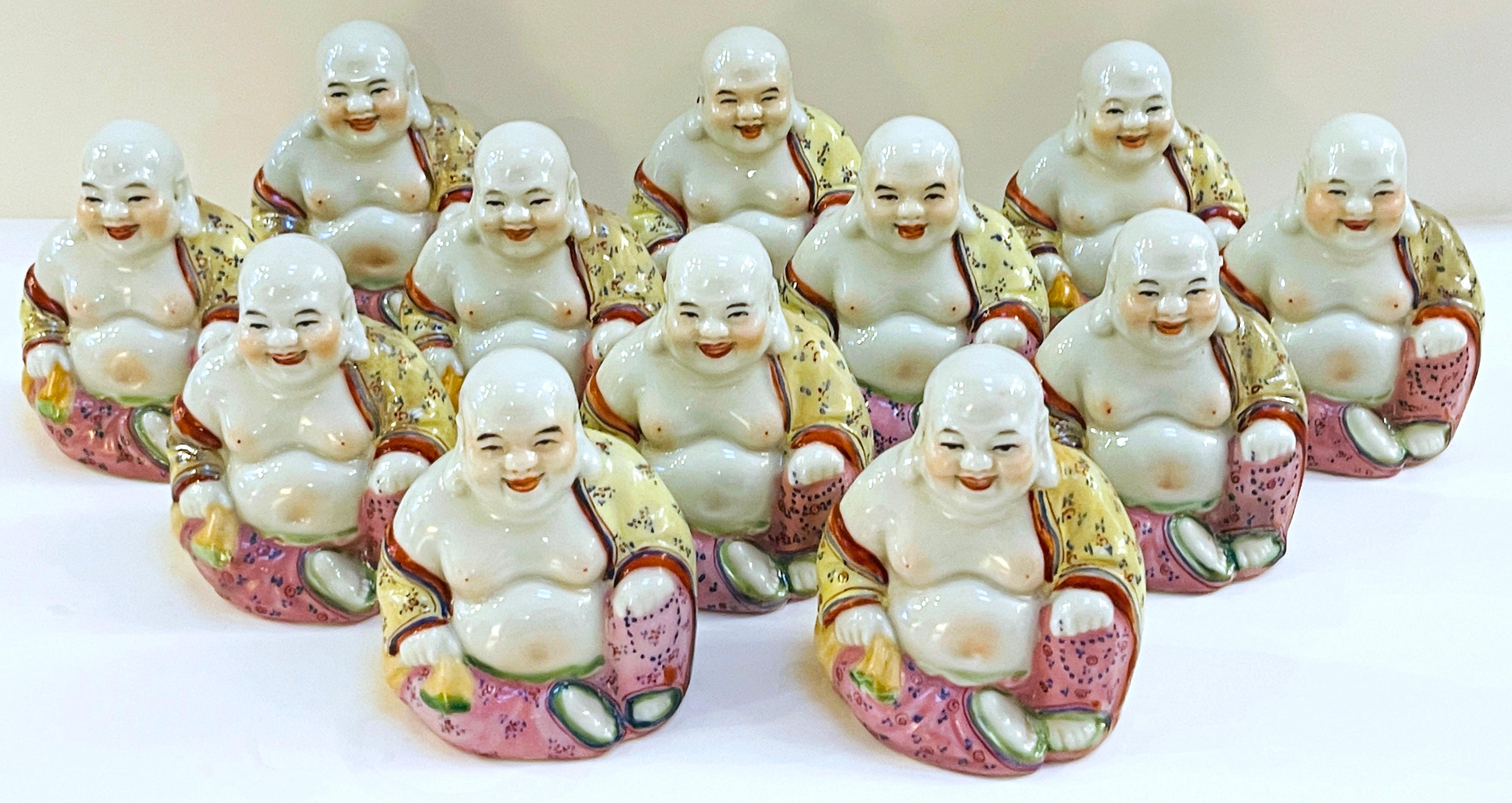 Collection de 12 Bouddhas diminutifs en porcelaine Famille-Verte d'exportation chinoise 
Chine, 20ème siècle 

Cette collection de douze petits bouddhas en porcelaine de famille verte d'exportation chinoise est une découverte remarquable, mettant en