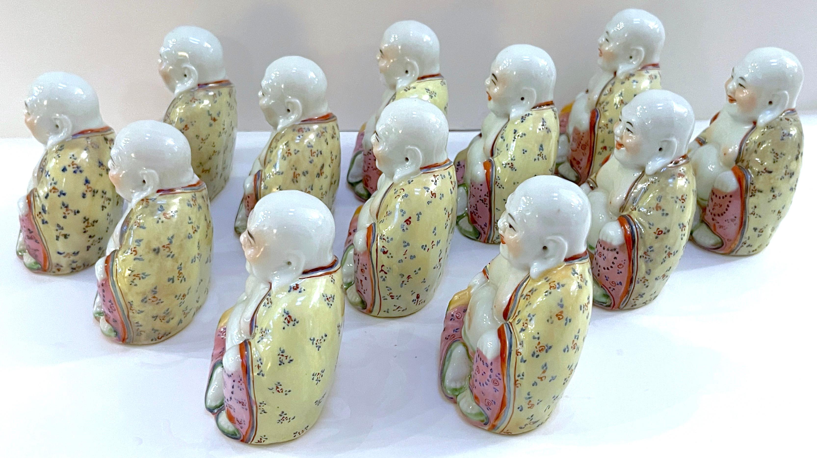 Émaillé Collection de 12 Bouddhas diminutifs en porcelaine Famille-Verte d'exportation chinoise en vente