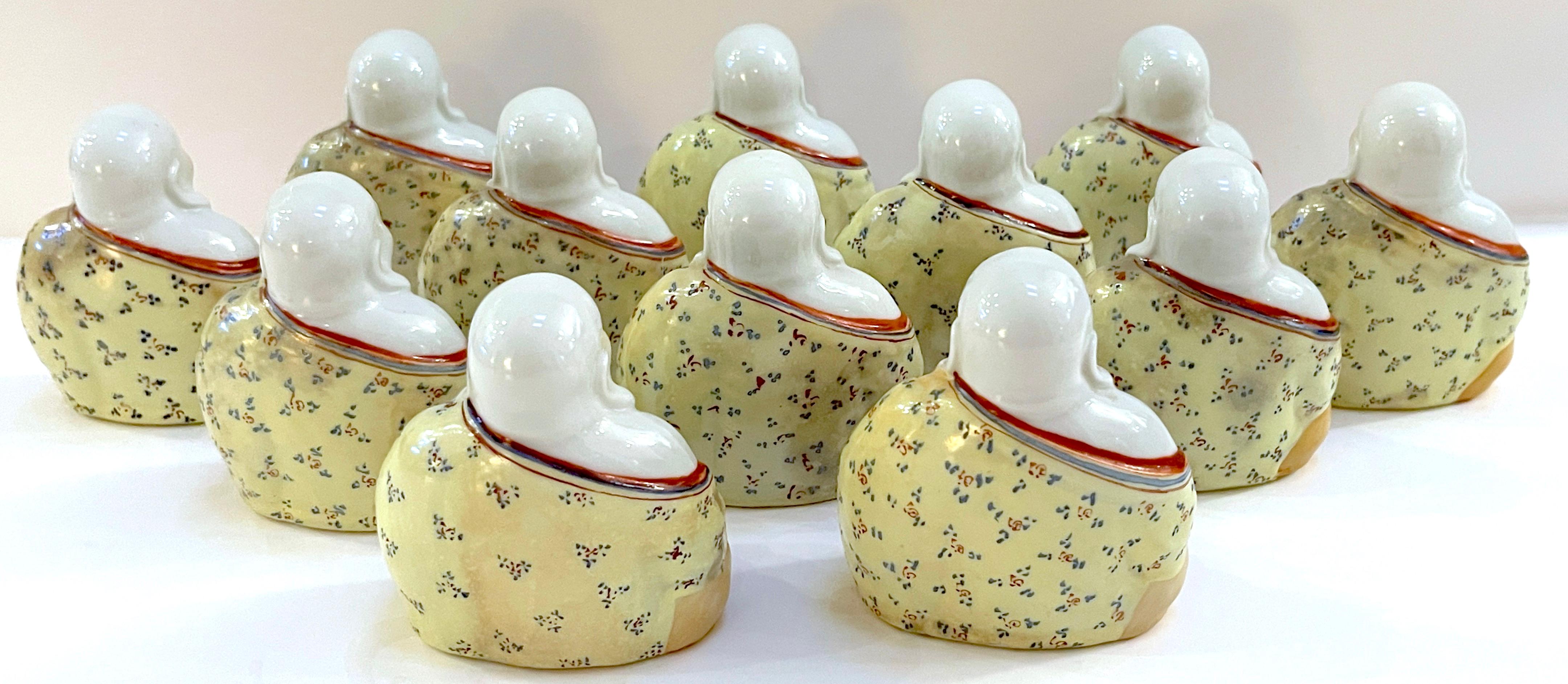Collection de 12 Bouddhas diminutifs en porcelaine Famille-Verte d'exportation chinoise Bon état - En vente à West Palm Beach, FL