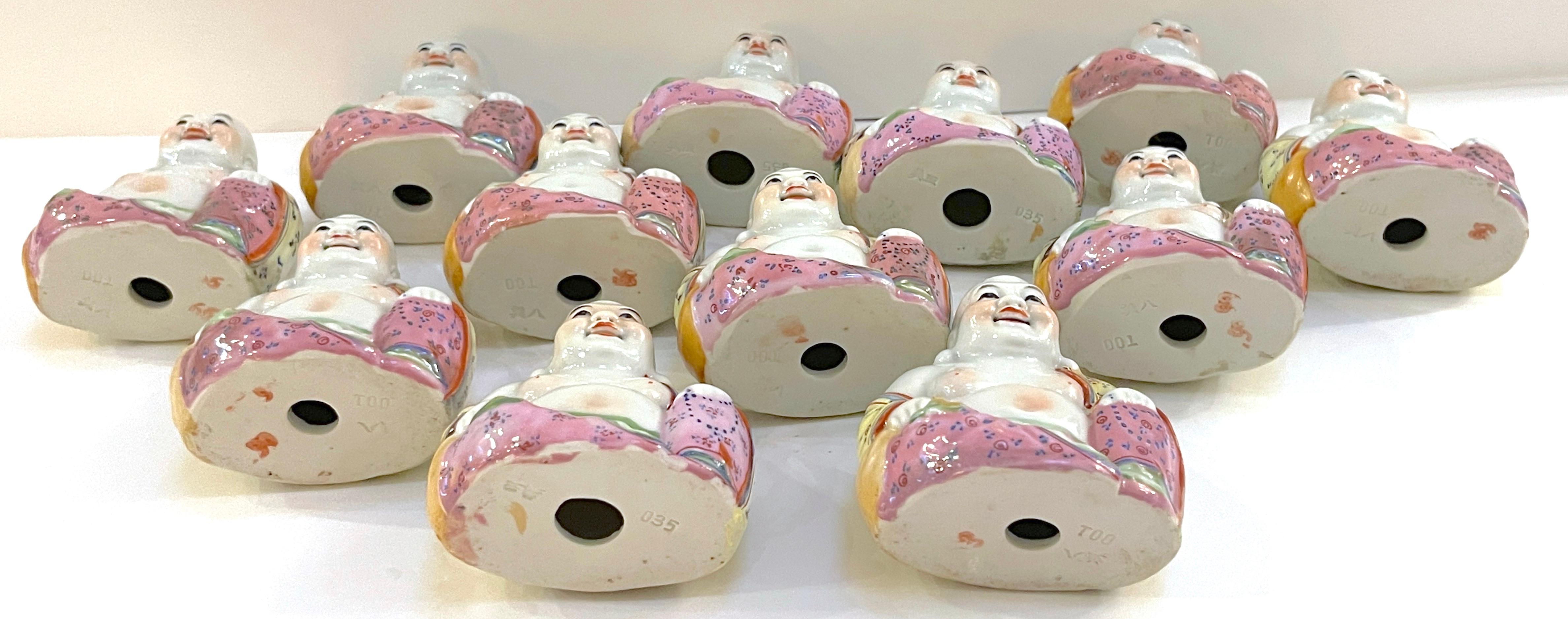 20ième siècle Collection de 12 Bouddhas diminutifs en porcelaine Famille-Verte d'exportation chinoise en vente