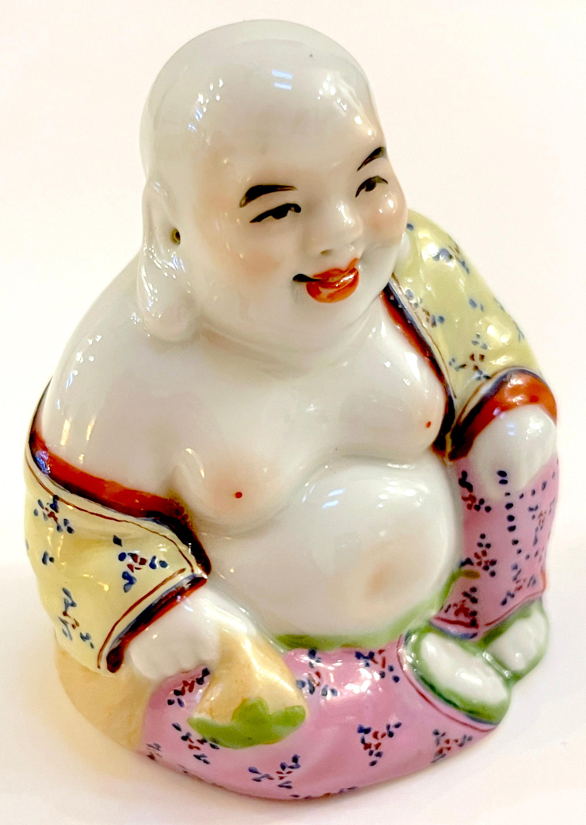 Collection de 12 Bouddhas diminutifs en porcelaine Famille-Verte d'exportation chinoise en vente 1