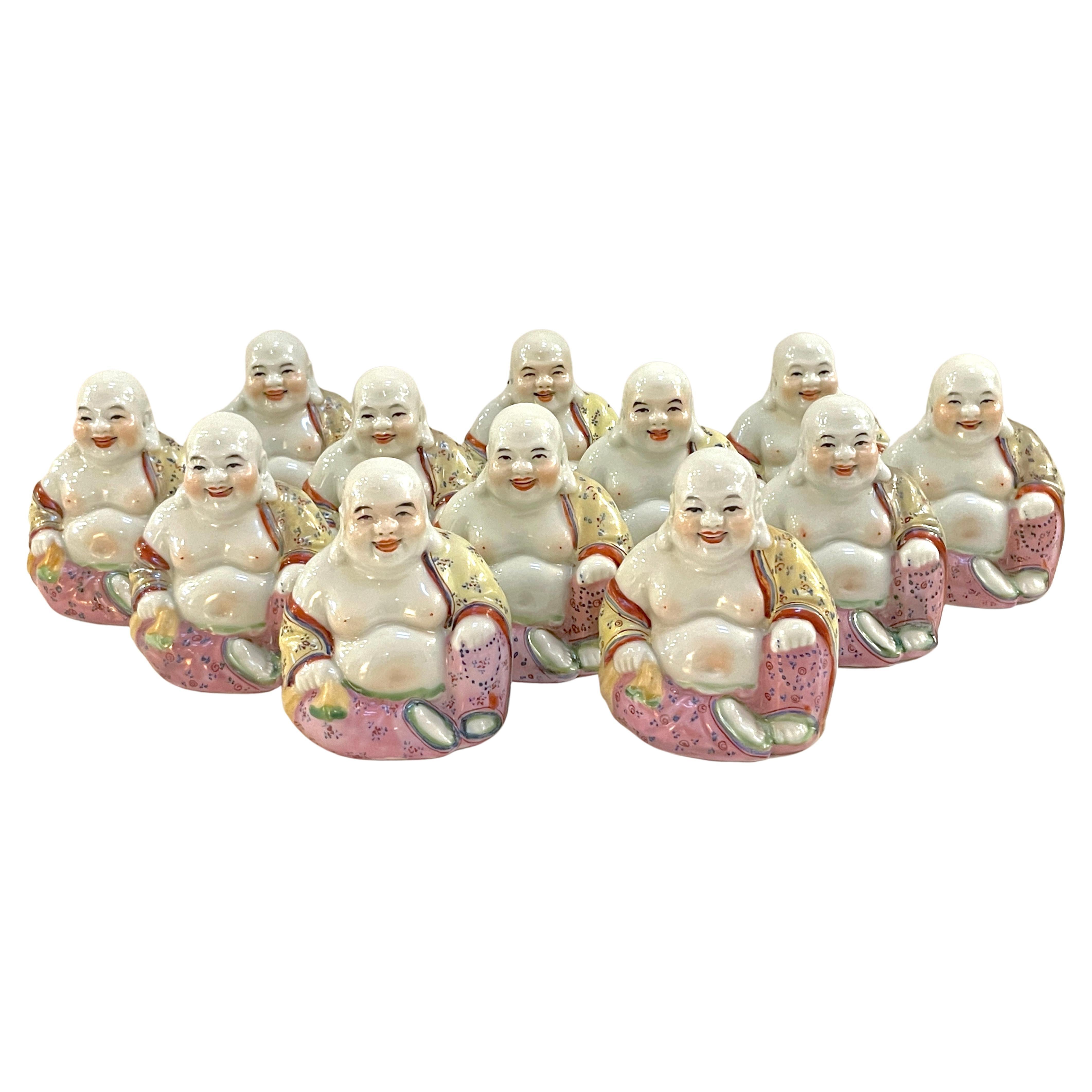 Collection de 12 Bouddhas diminutifs en porcelaine Famille-Verte d'exportation chinoise en vente
