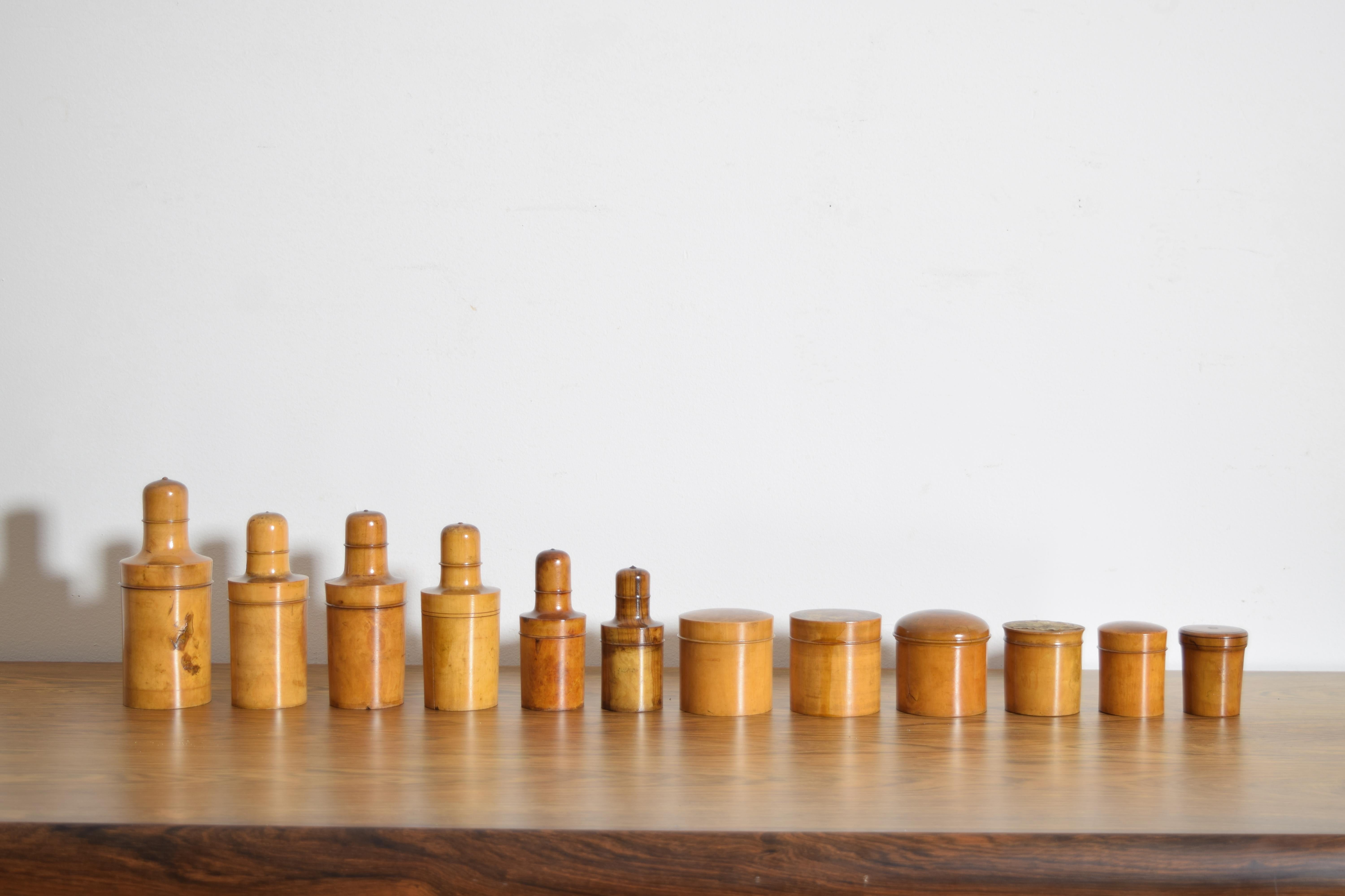 Collection'S di 12 contenitori per cosmetici in acero neoclassici francesi, 2°q XIX secolo In condizioni buone in vendita a Atlanta, GA
