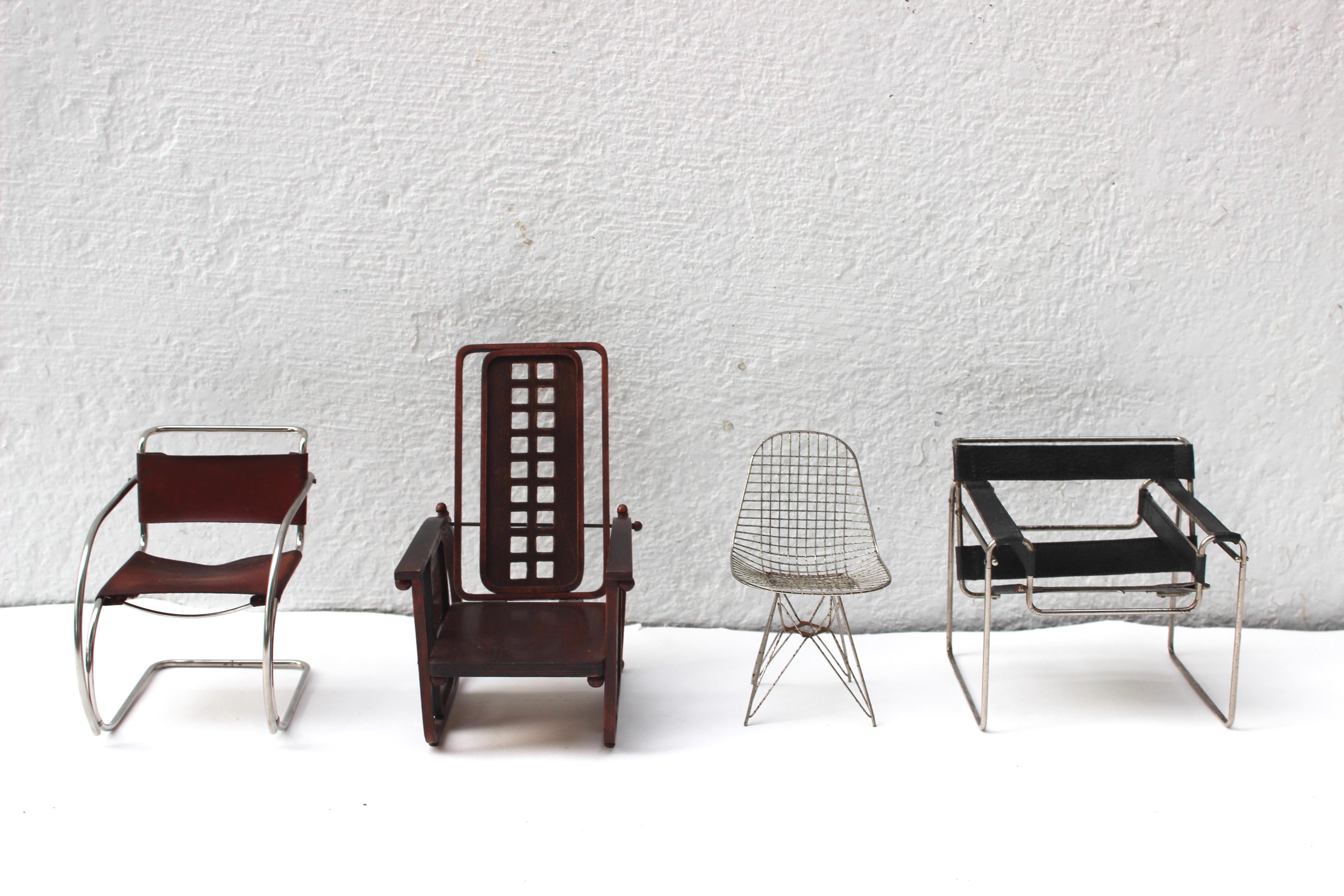 20ième siècle Collection de 12 chaises miniatures Vitra