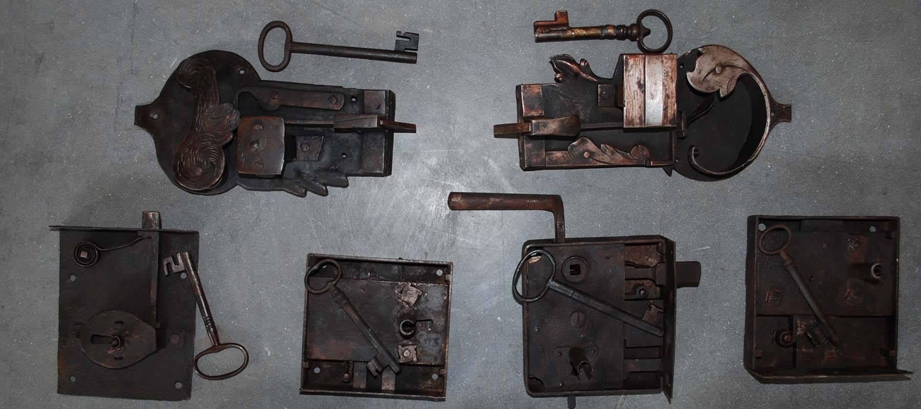 Collection de 13 serrures allemandes en acier forgé Bon état - En vente à Casteren, NL
