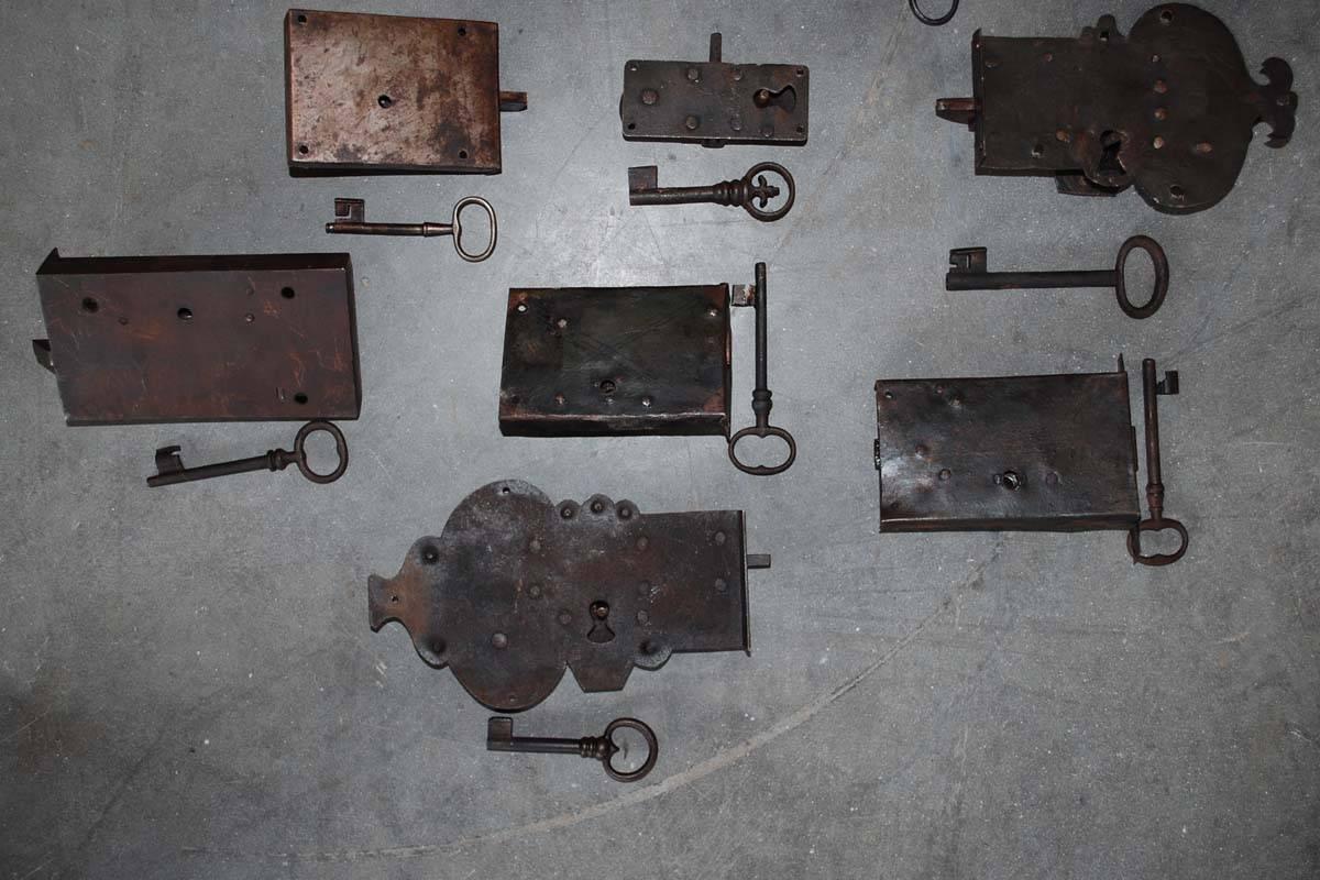 XVIIIe siècle et antérieur Collection de 13 serrures allemandes en acier forgé en vente