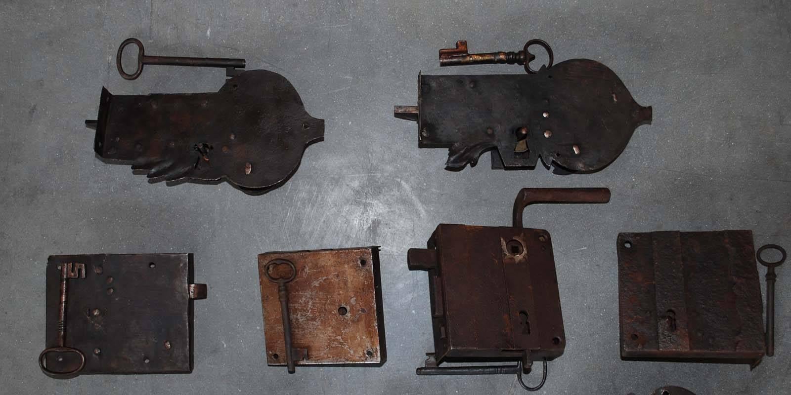 Fer forgé Collection de 13 serrures allemandes en acier forgé en vente