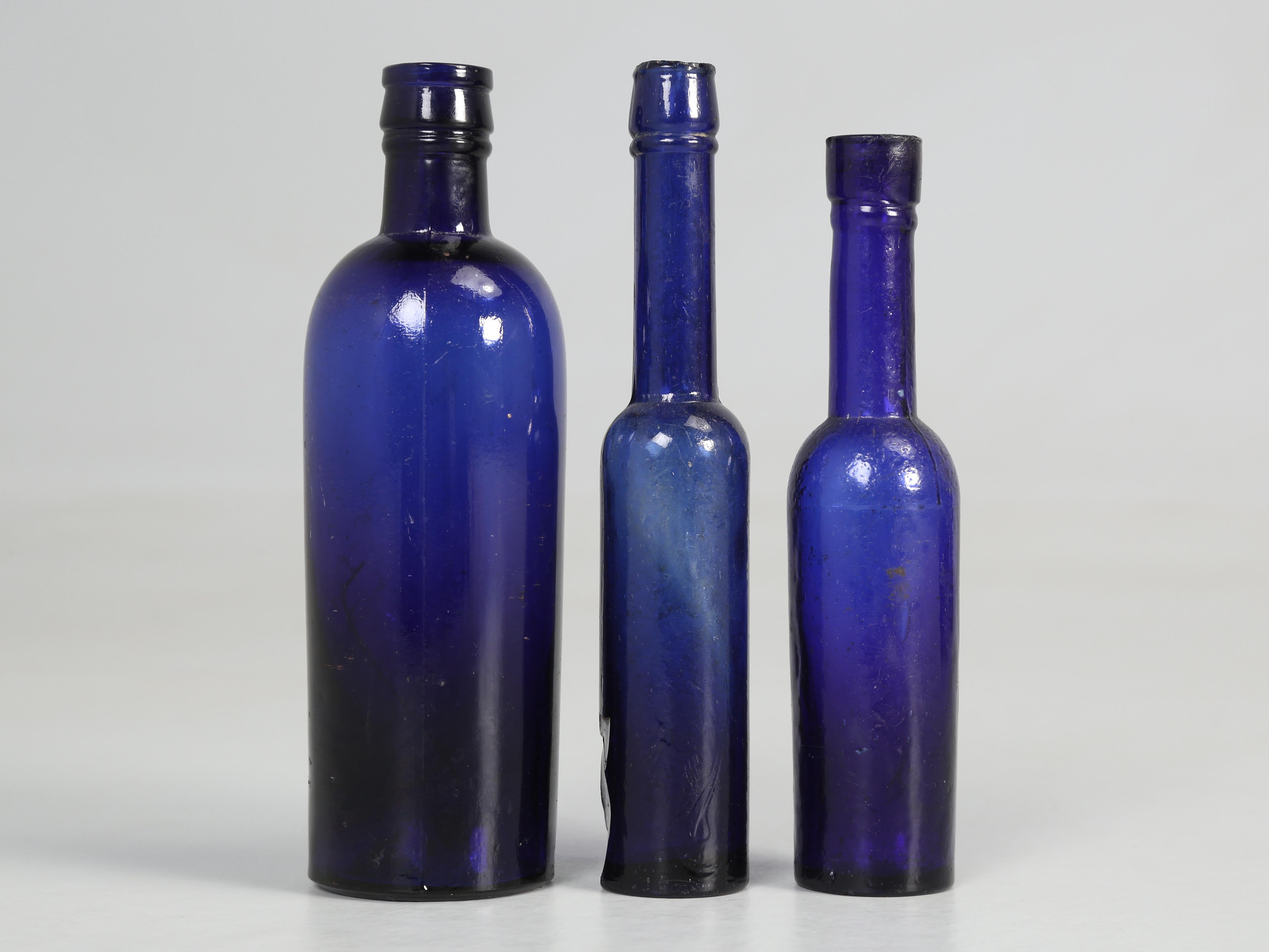 Sammlung von (15) kobaltblauen mundgeblasenen Rizinusölflaschen aus den 1800er Jahren  im Angebot 4