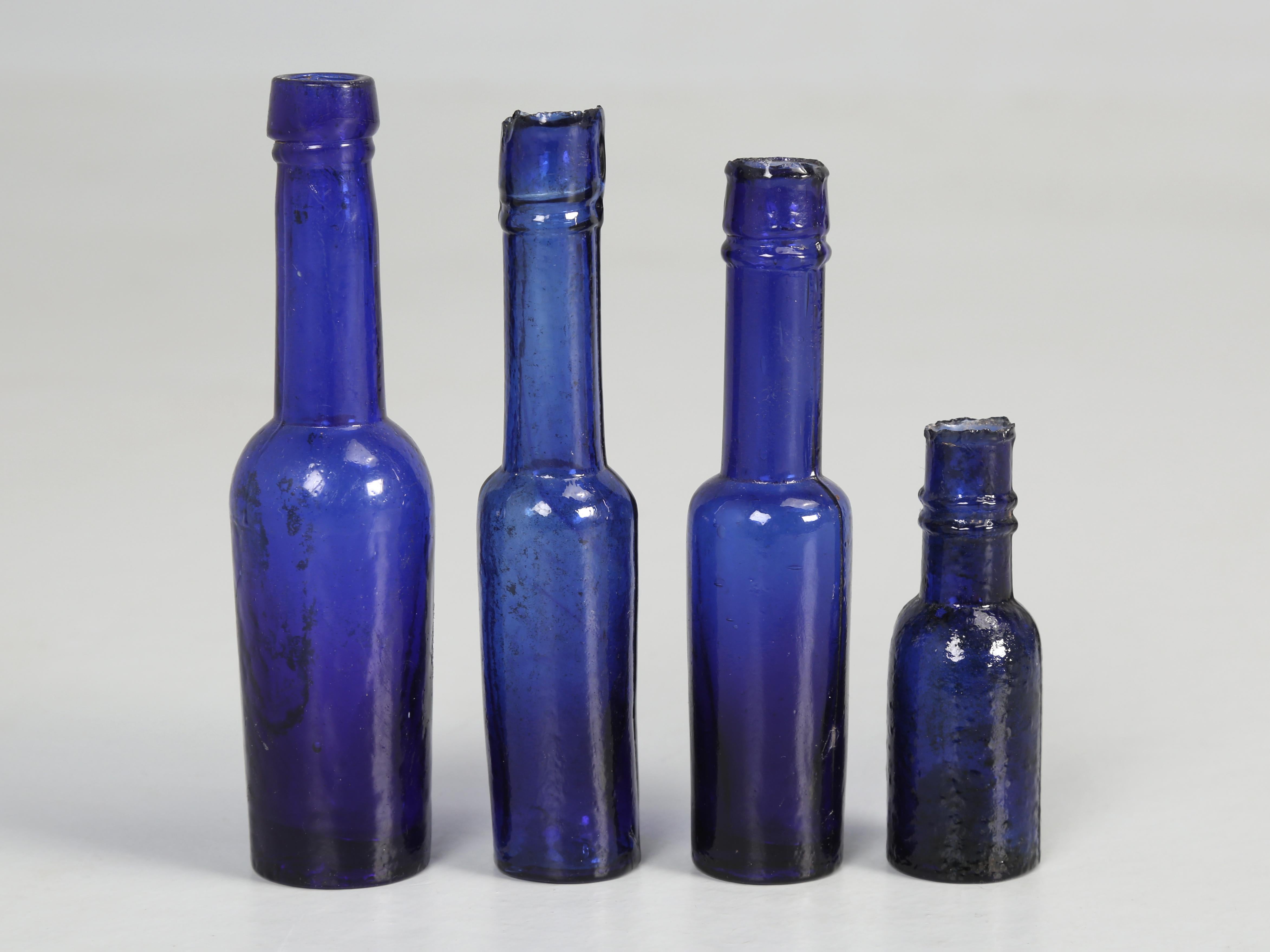 Sammlung von (15) kobaltblauen mundgeblasenen Rizinusölflaschen aus den 1800er Jahren  im Angebot 7