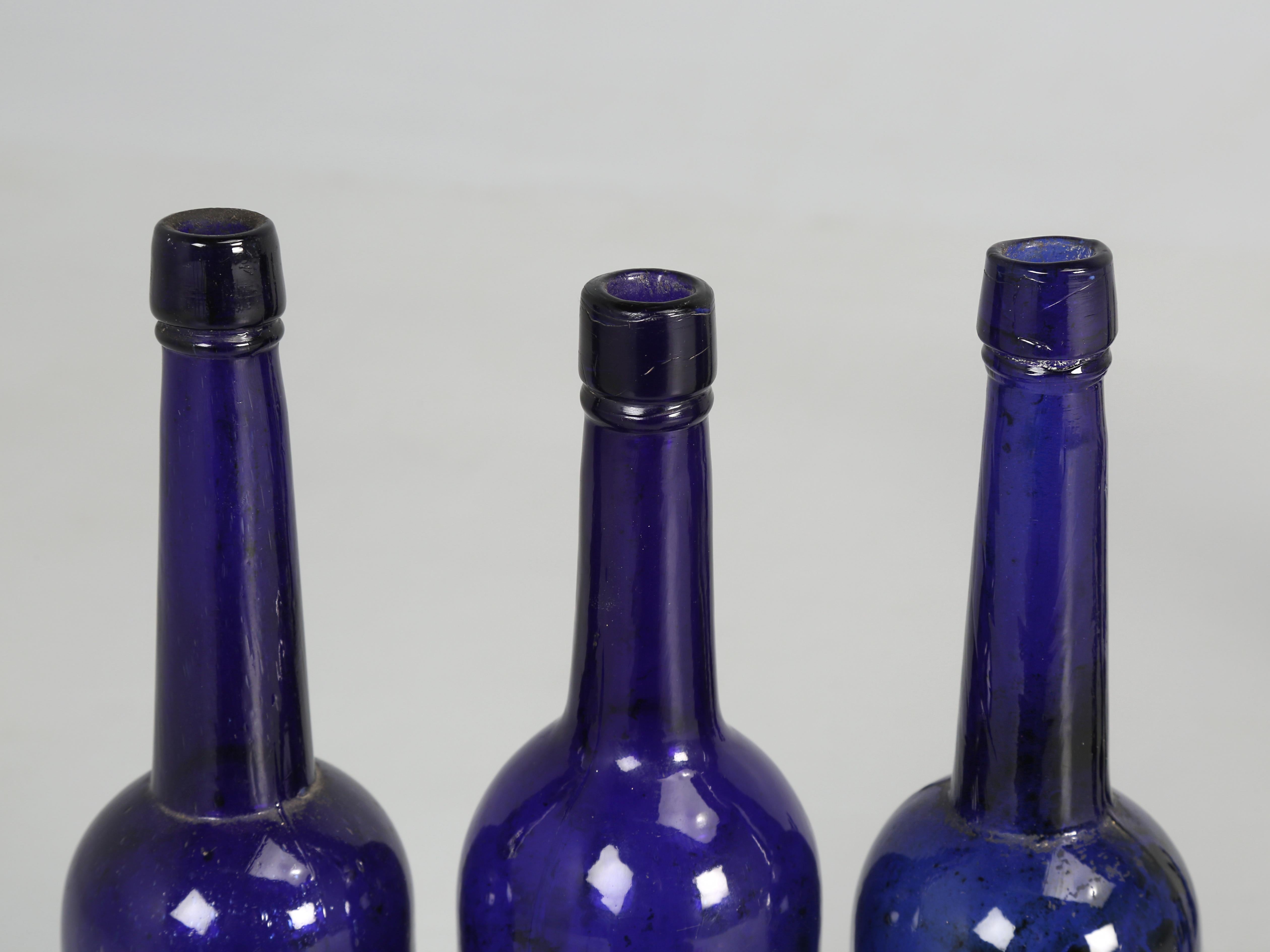 Sammlung von (15) kobaltblauen mundgeblasenen Rizinusölflaschen aus den 1800er Jahren (Britisch) im Angebot