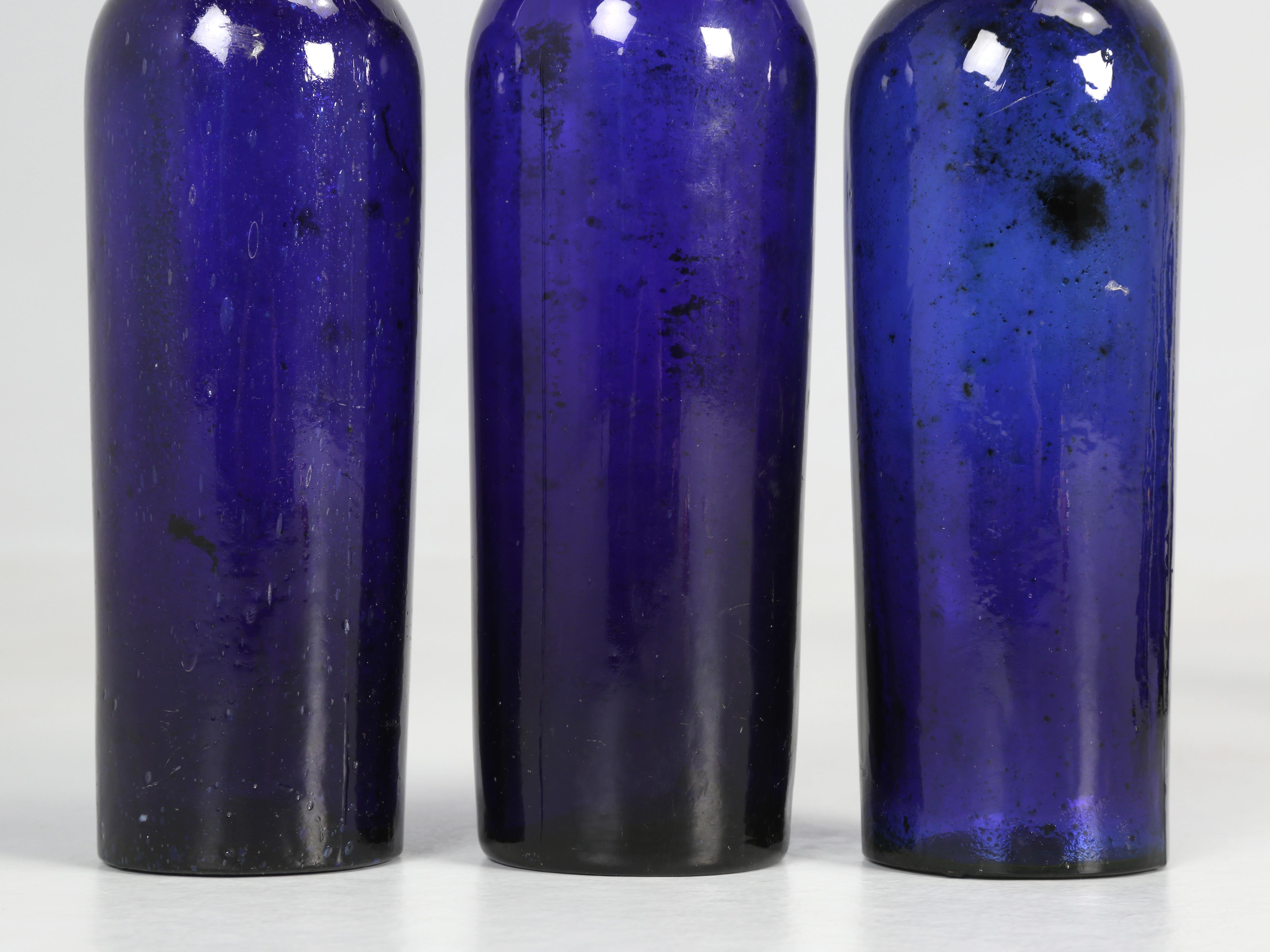 Sammlung von (15) kobaltblauen mundgeblasenen Rizinusölflaschen aus den 1800er Jahren  (Handgefertigt) im Angebot