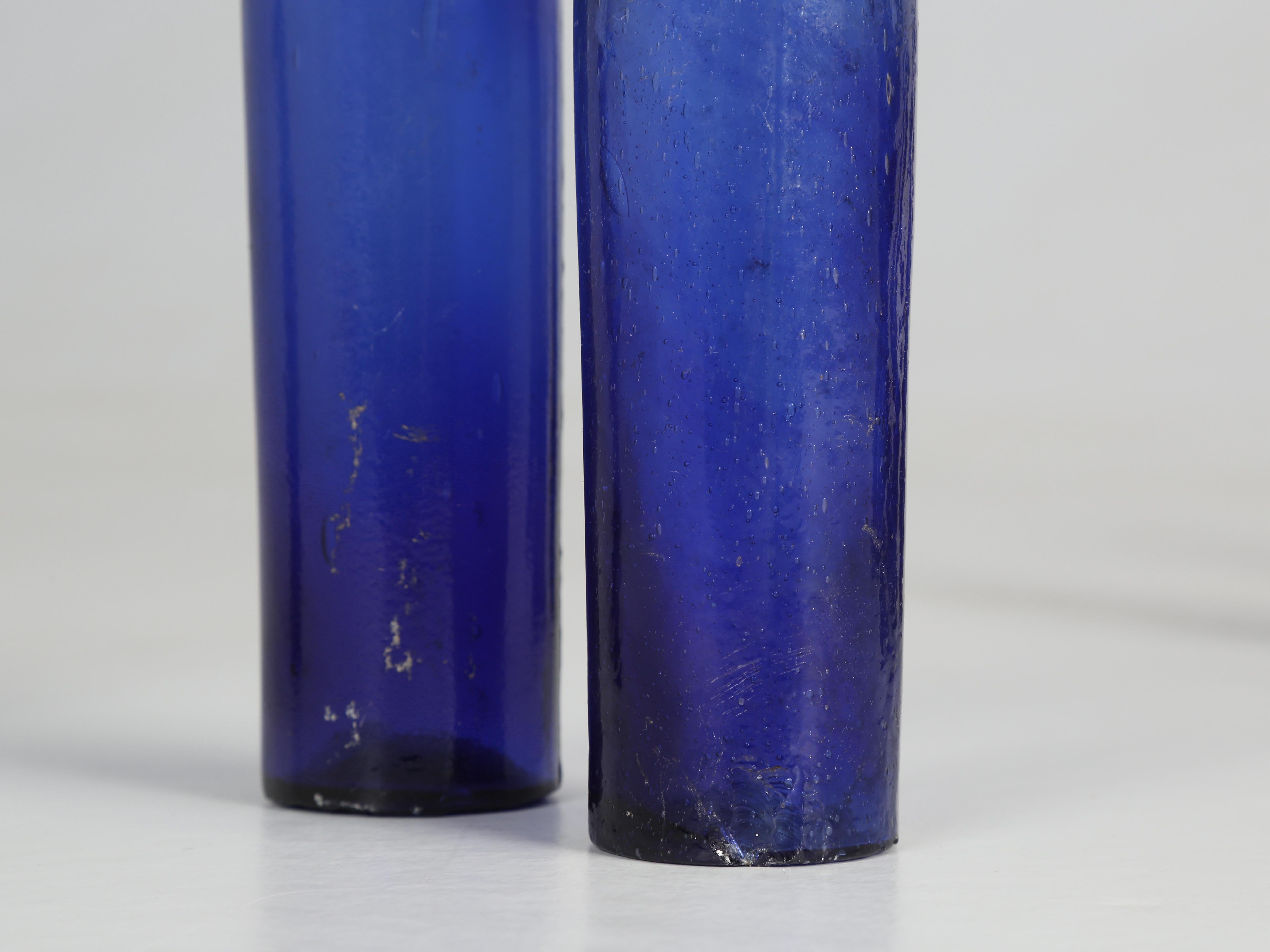 Sammlung von (15) kobaltblauen mundgeblasenen Rizinusölflaschen aus den 1800er Jahren (Glas) im Angebot