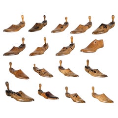 Collezione di 17 forme di scarpe antiche in legno, 1920 ca.