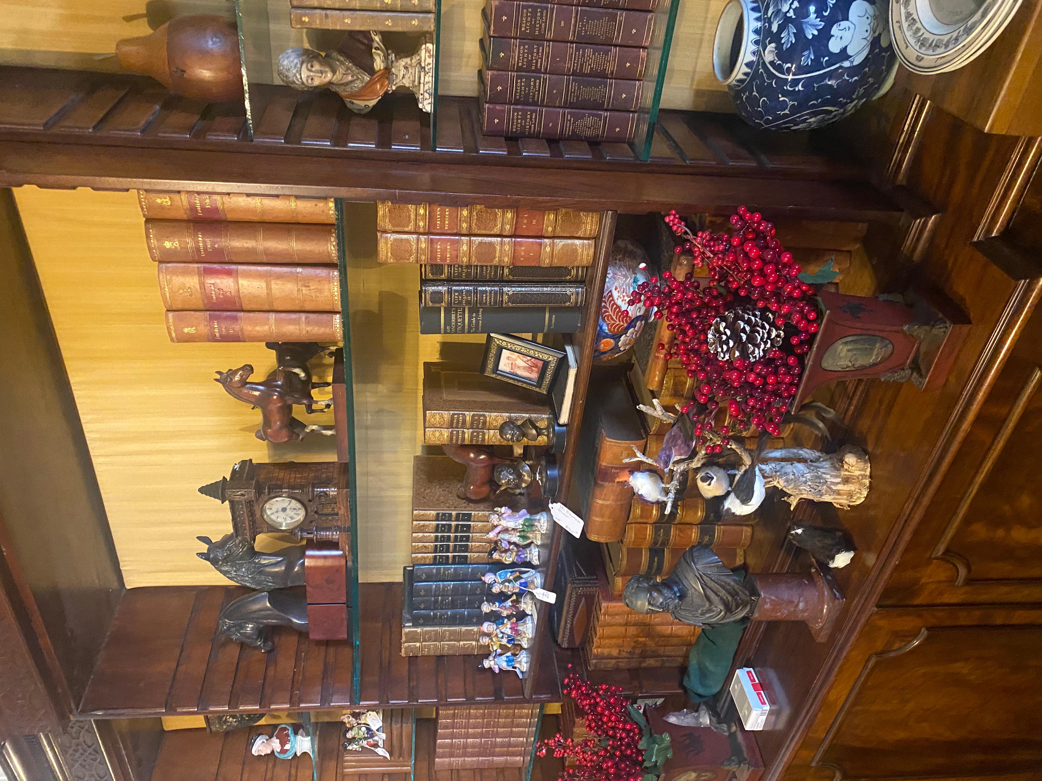 Collectional de 17 livres anglais reliés en cuir et ornés d'outils dorés, vendus comme un ensemble. Excellent état - En vente à Buchanan, MI