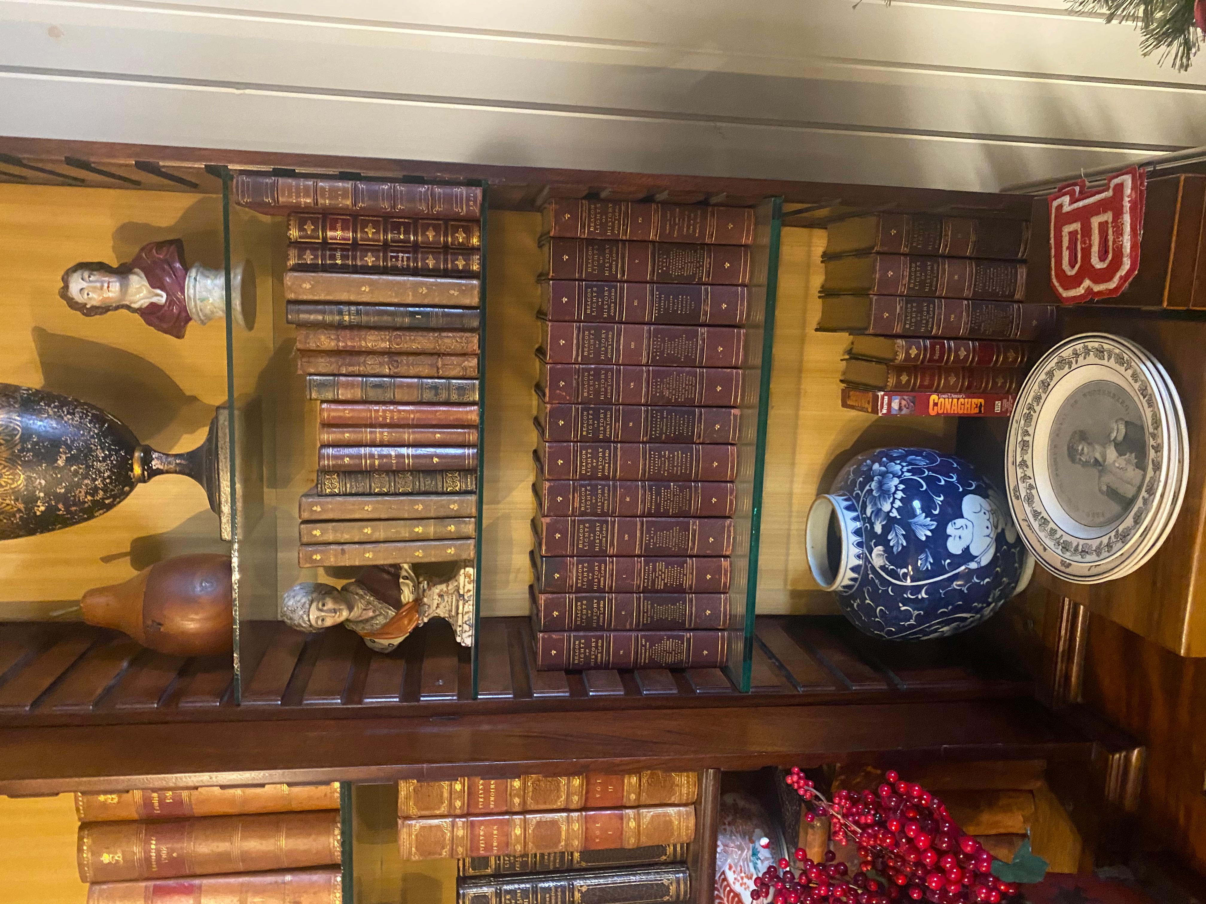 XIXe siècle Collectional de 17 livres anglais reliés en cuir et ornés d'outils dorés, vendus comme un ensemble. en vente