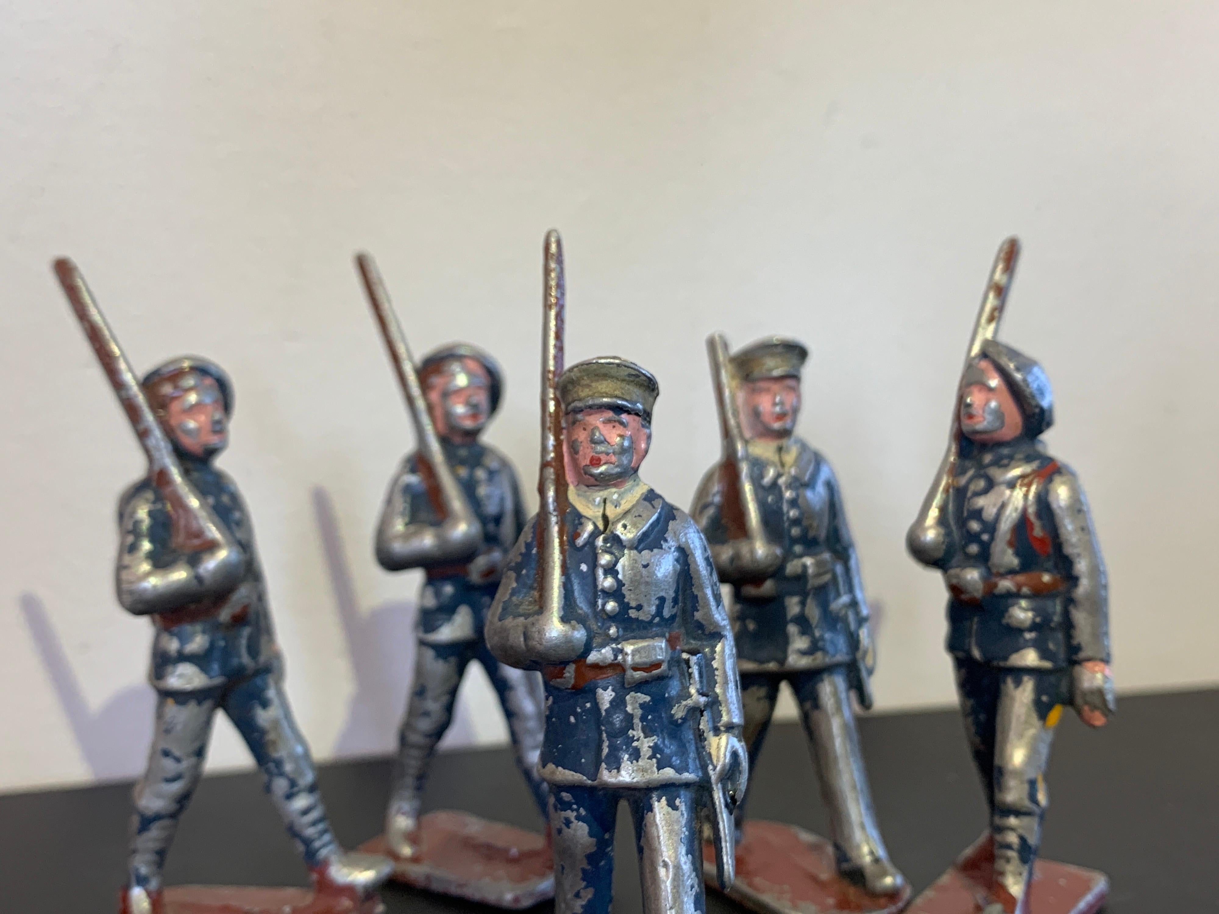 Collection of 17 Small Lead Soldiers from French and English Regiments For Sale 5