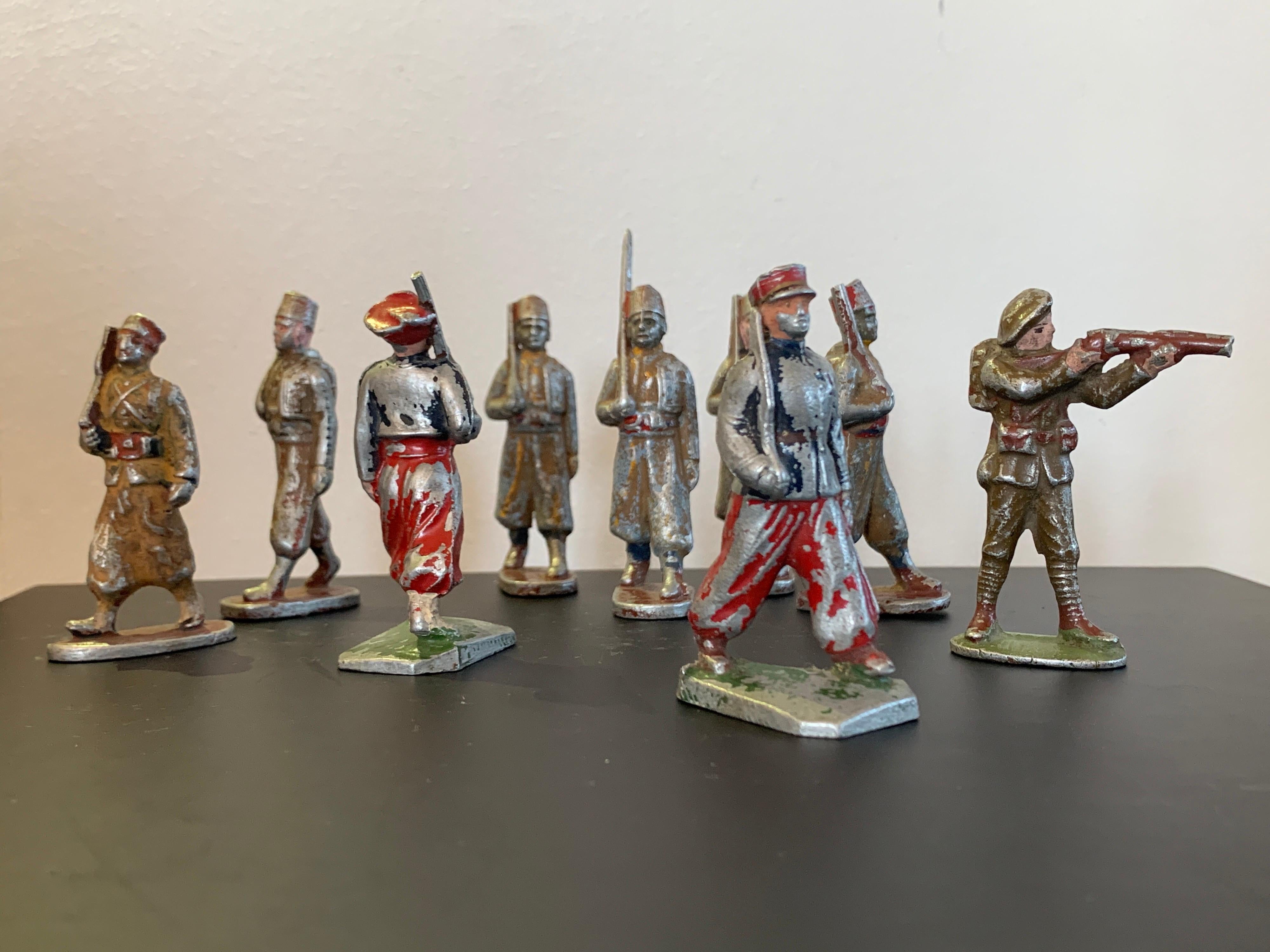 Colección de 17 Pequeños Soldados de Plomo de Regimientos Franceses e Ingleses en venta 2