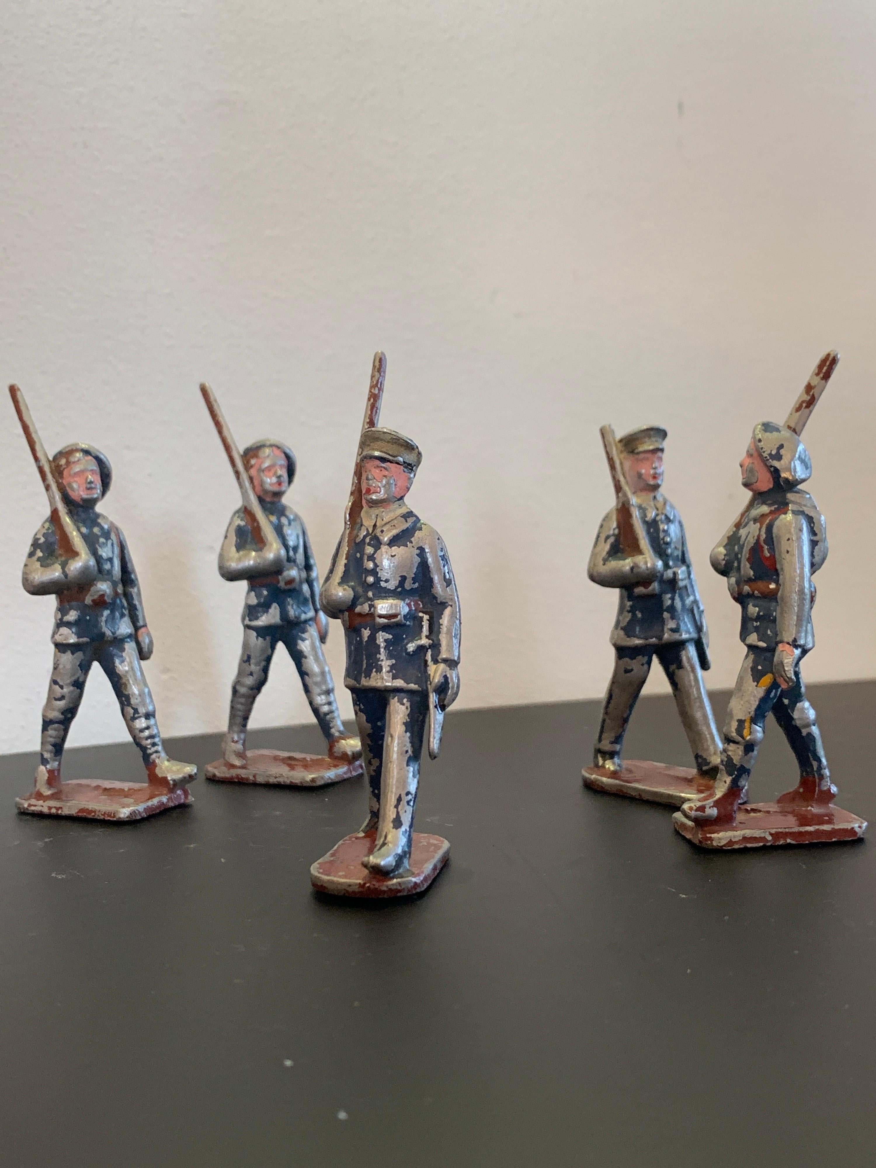 Collection of 17 Small Lead Soldiers from French and English Regiments For Sale 2
