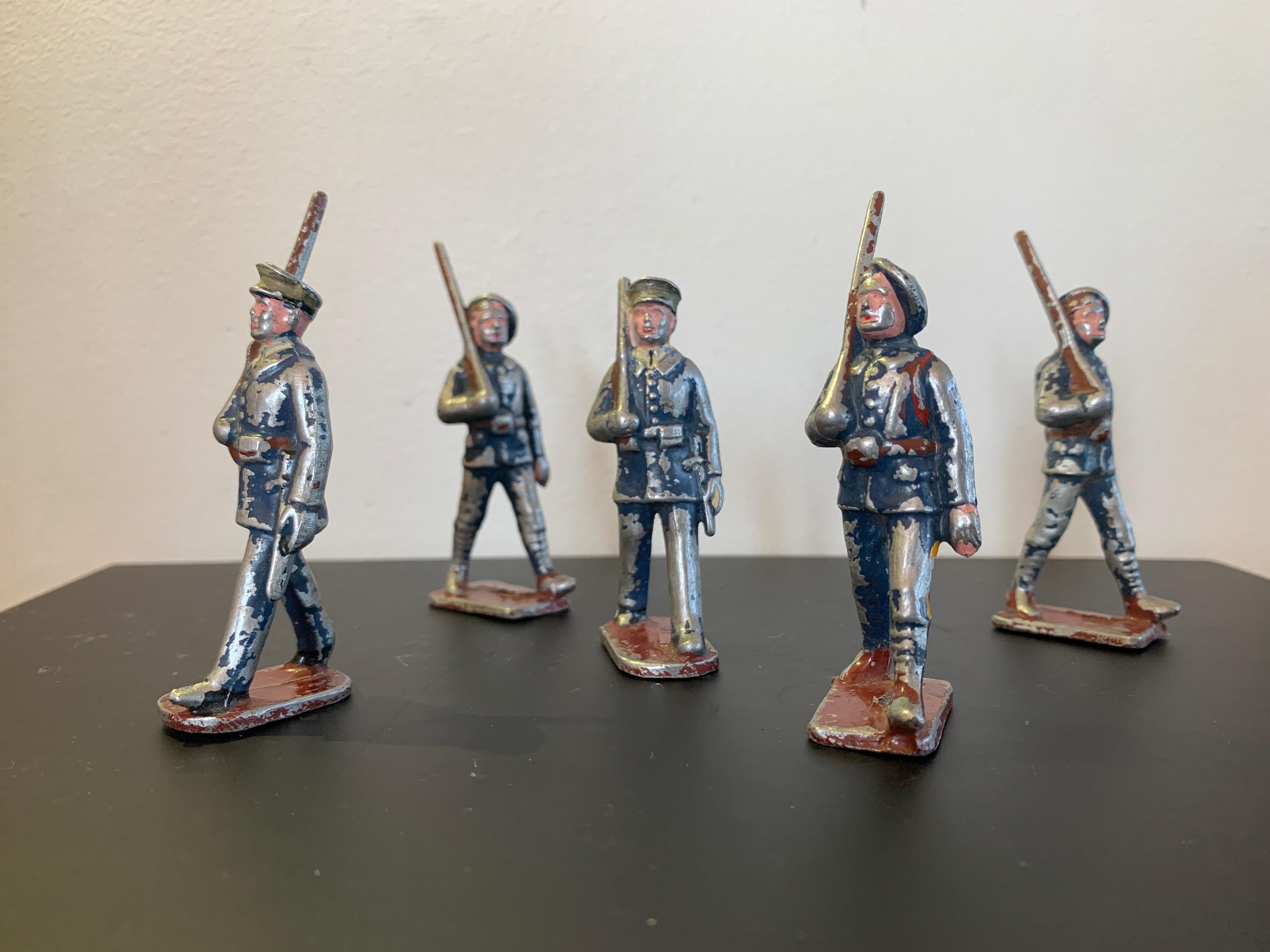 Collection of 17 Small Lead Soldiers from French and English Regiments For Sale 3