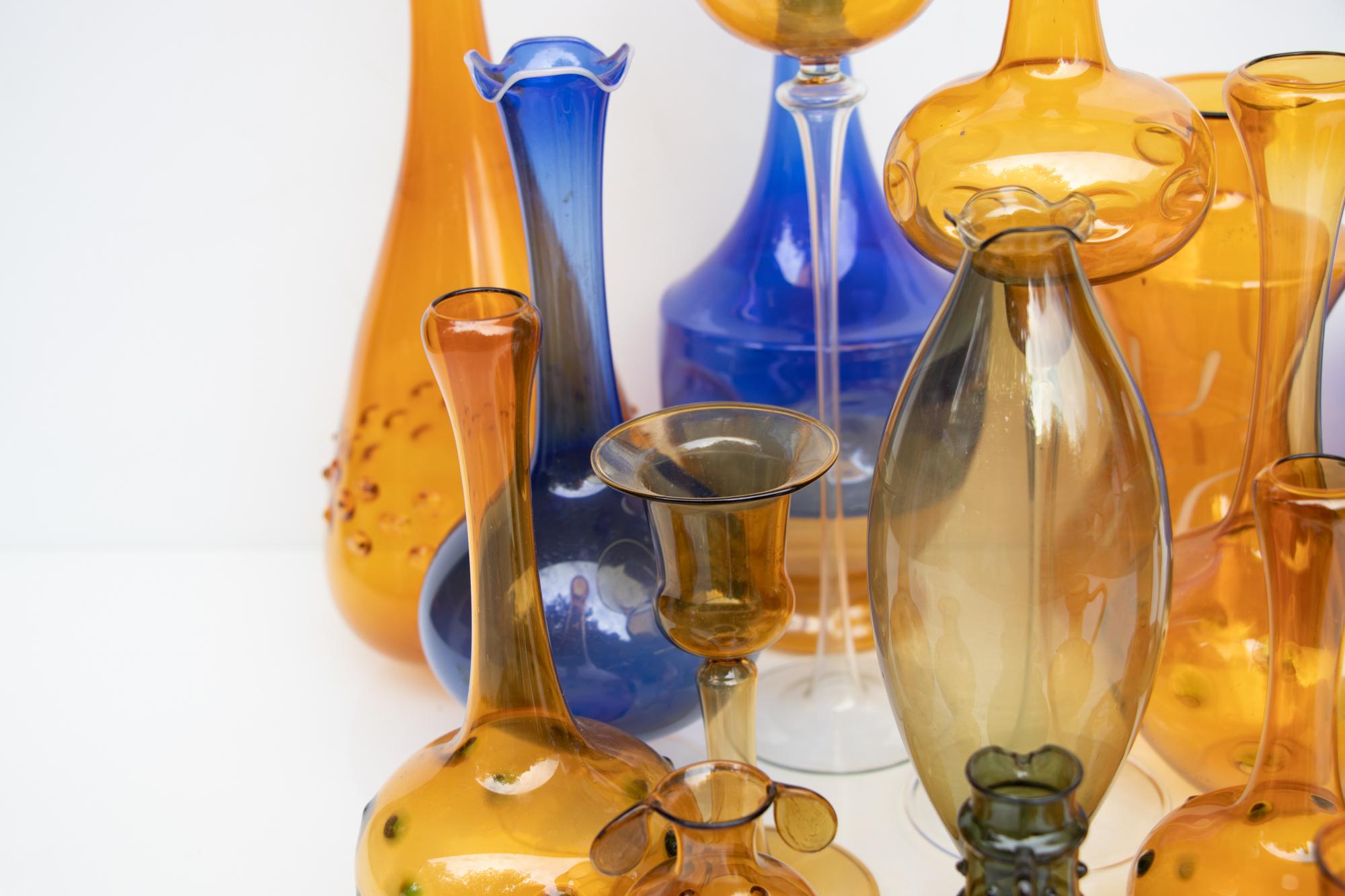 Kollektion von 18 dekorativen Glasvasen von Bimini / Lauscha (Österreichisch) im Angebot