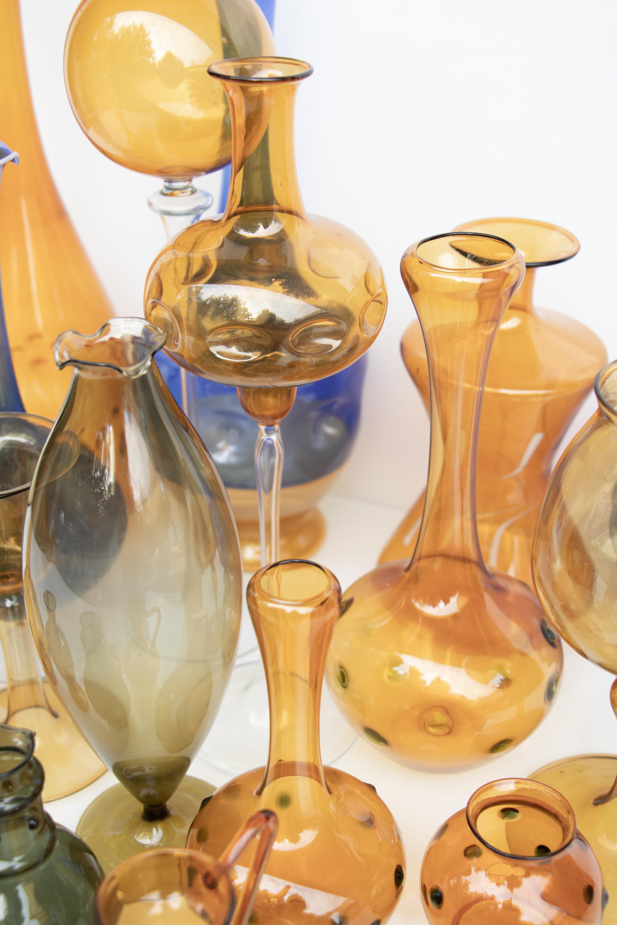 Kollektion von 18 dekorativen Glasvasen von Bimini / Lauscha (Handgefertigt) im Angebot