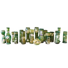 Collezione di 18 vasi in vetro verde con fiori smaltati