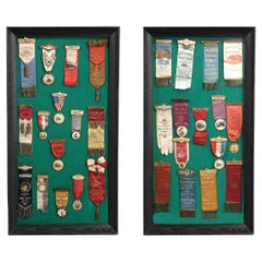 Sammlung von Feuerwehrabzeichen aus den 1800er Jahren