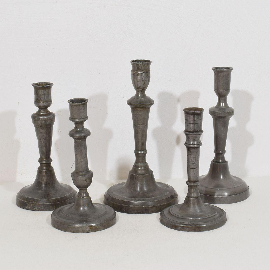 Increíble colección de cinco candelabros de peltre. Todos son diferentes y únicos,
Francia, hacia 1750-1850.
Envejecidos, abollados y con pequeñas pérdidas pero estas imperfecciones ayudan a autentificar estos artículos ya que eran piezas de tipo