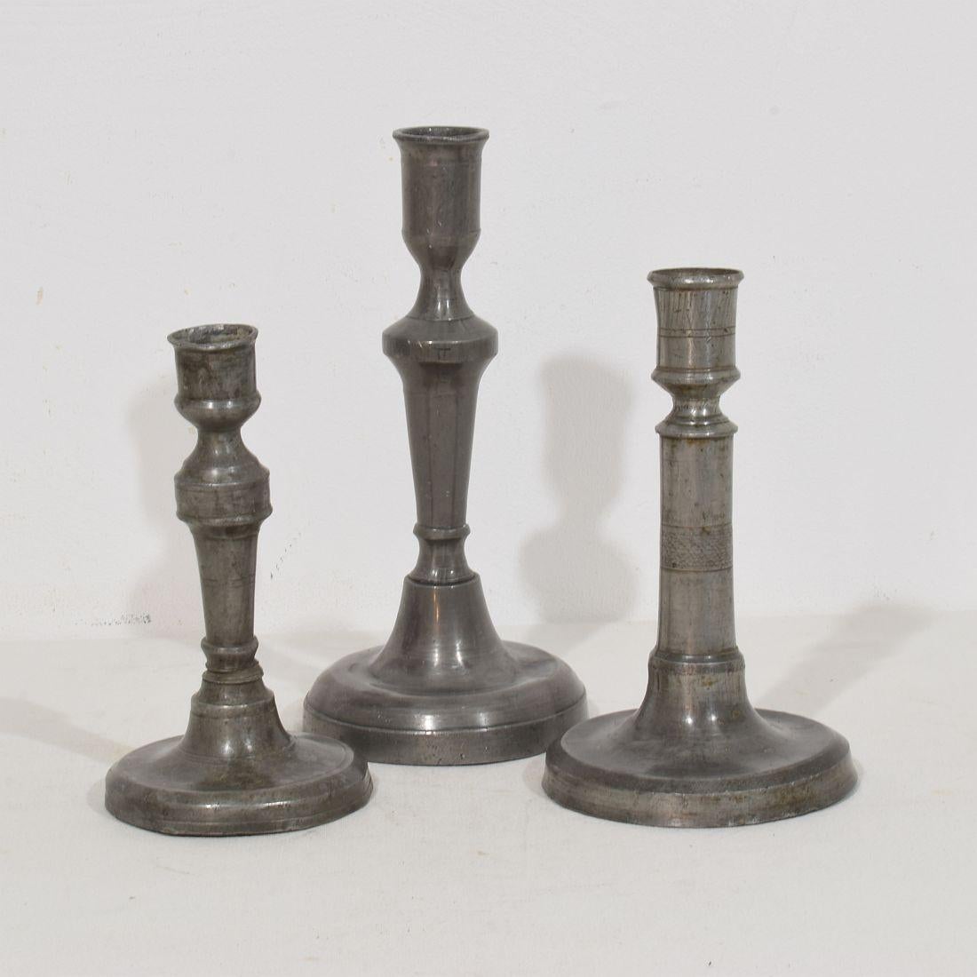 Incredibile collezione di tre candelieri in peltro. Sono tutti diversi e unici.
Francia, circa 1750-1850.
Intemperie, ammaccature e piccole perdite, ma queste imperfezioni contribuiscono ad autenticare questi oggetti in quanto si trattava di pezzi
