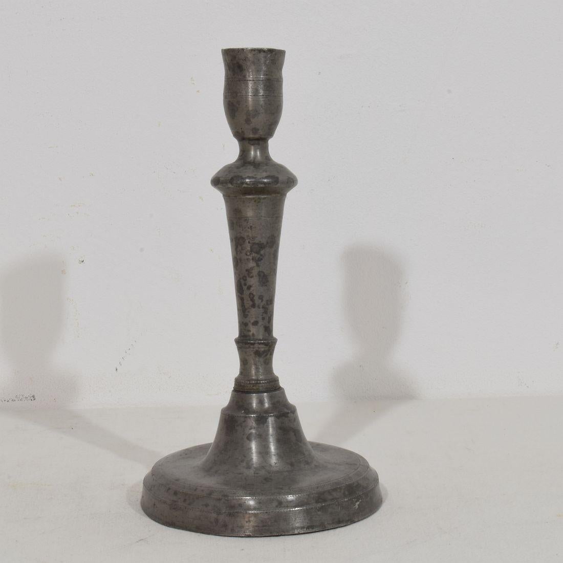 Incredibile collezione di tre candelieri in peltro. Sono tutti diversi e unici.
Francia, circa 1750-1850.
Intemperie, ammaccature e piccole perdite, ma queste imperfezioni contribuiscono ad autenticare questi oggetti in quanto si trattava di pezzi