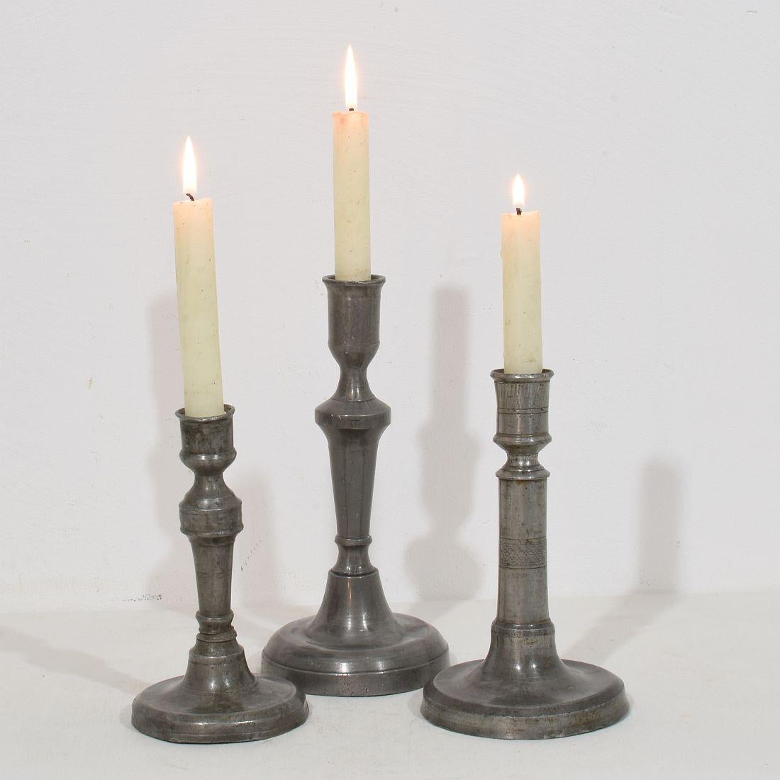 Incredibile collezione di tre candelieri in peltro. Sono tutti diversi e unici.
Francia, circa 1750-1850.
Intemperie, ammaccature e piccole perdite, ma queste imperfezioni contribuiscono ad autenticare questi oggetti in quanto si trattava di pezzi