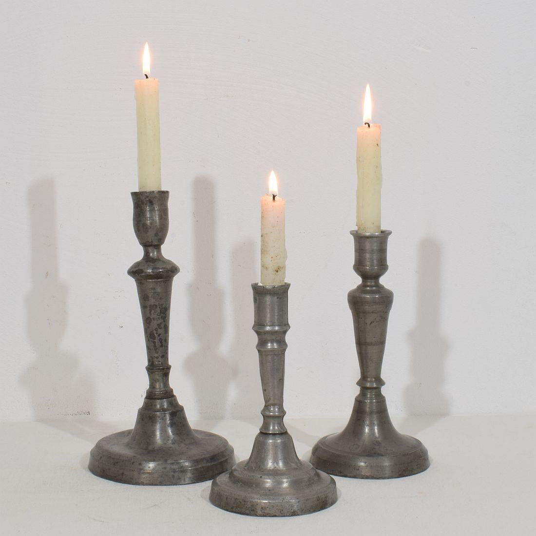 Increíble colección de tres candelabros de peltre. Todos son diferentes y únicos.
Francia, hacia 1750-1850.
Envejecidos, abollados y con pequeñas pérdidas pero estas imperfecciones ayudan a autentificar estos artículos ya que eran piezas de tipo