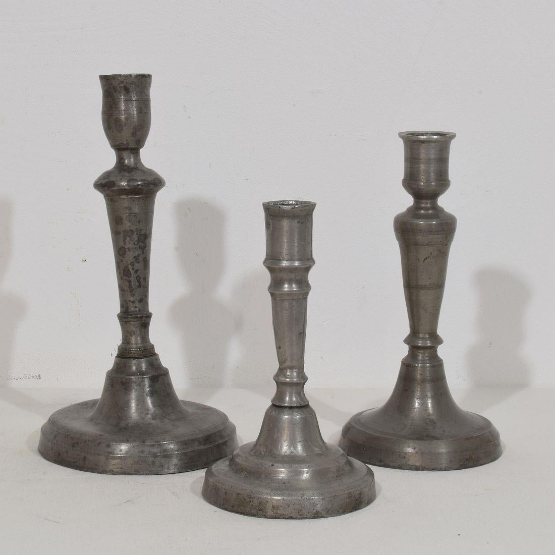 Colección de candelabros de peltre franceses de los siglos XVIII-XIX Provincial francés en venta