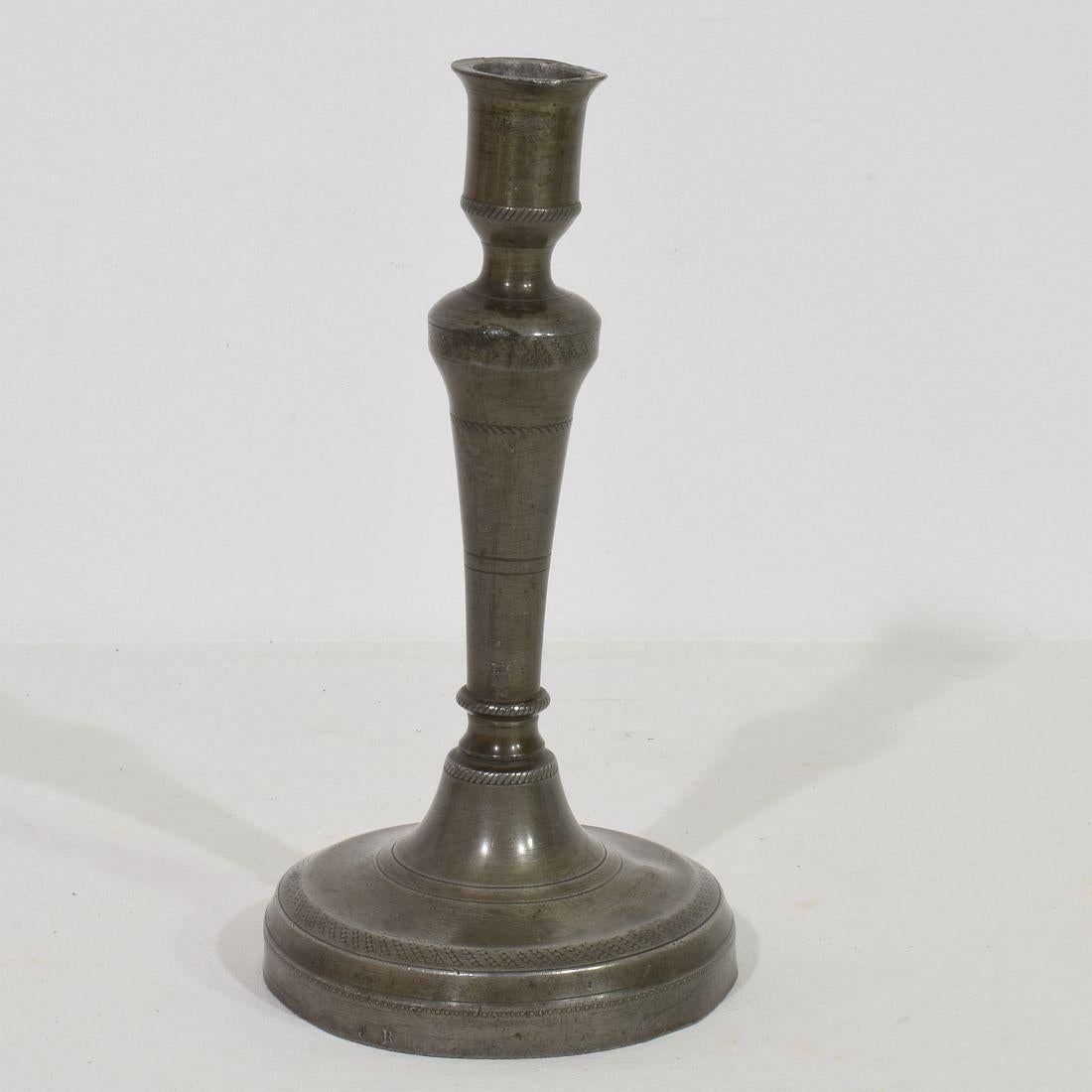 Kollektion französischer Zinn-Kerzenhalter aus dem 18. bis 19. Jahrhundert im Zustand „Gut“ im Angebot in Buisson, FR