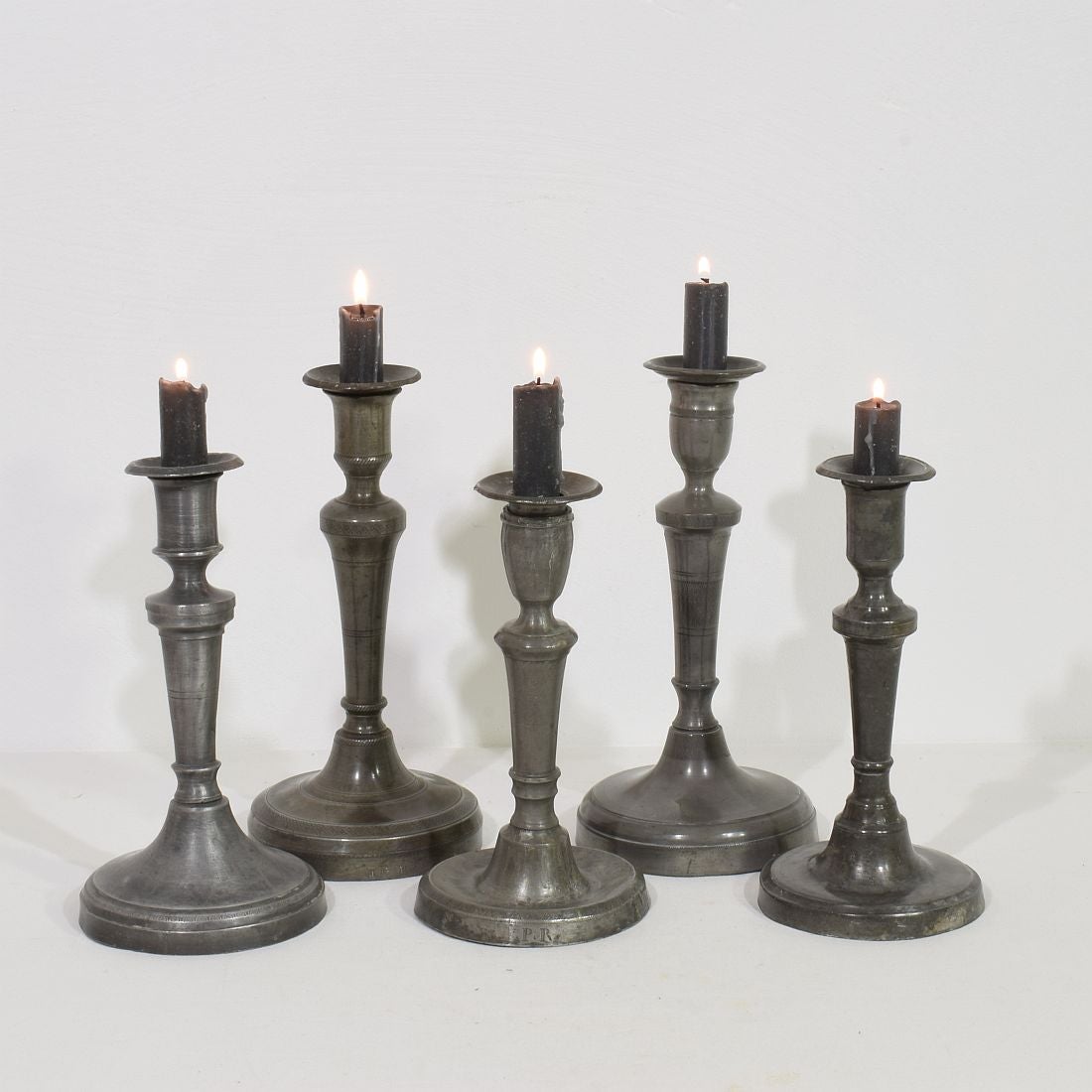 Kollektion französischer Zinn-Kerzenhalter aus dem 18. bis 19. Jahrhundert im Angebot