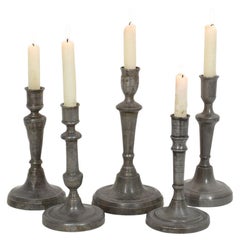 Colección de candelabros de peltre franceses de los siglos XVIII-XIX