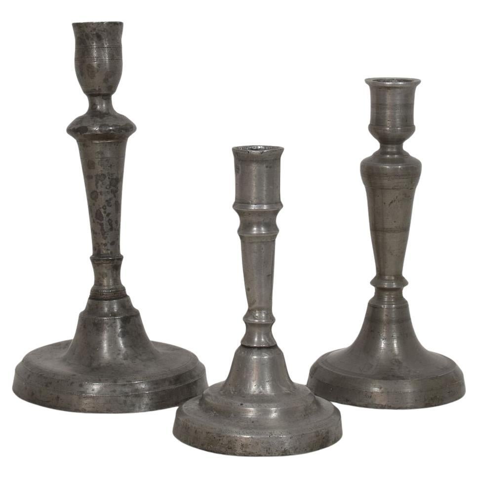 Colección de candelabros de peltre franceses de los siglos XVIII-XIX