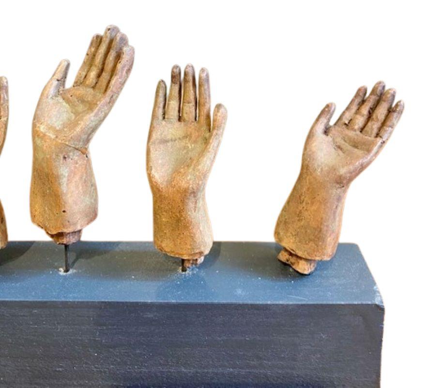 italien The Collective of 18th or Early 19th Century Miniature Carved Hands (Collection de mains sculptées miniatures du 18e ou du début du 19e siècle) en vente