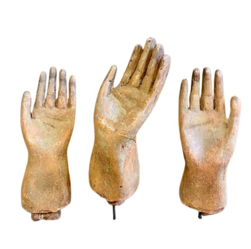 Sculpté à la main The Collective of 18th or Early 19th Century Miniature Carved Hands (Collection de mains sculptées miniatures du 18e ou du début du 19e siècle) en vente