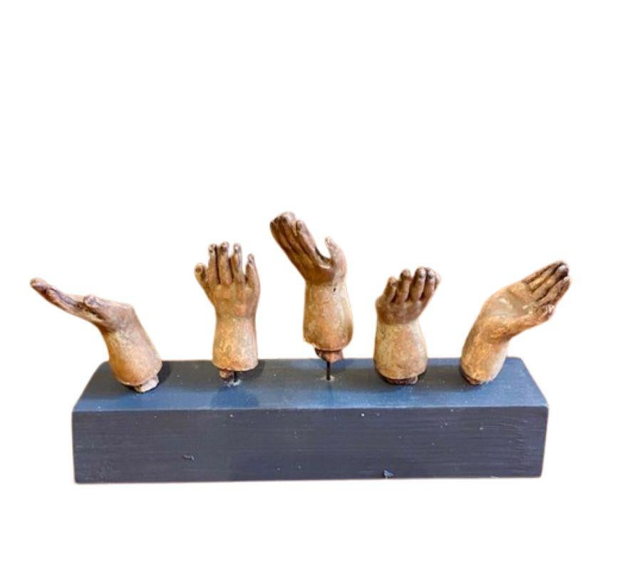 The Collective of 18th or Early 19th Century Miniature Carved Hands (Collection de mains sculptées miniatures du 18e ou du début du 19e siècle) Bon état - En vente à Nantucket, MA