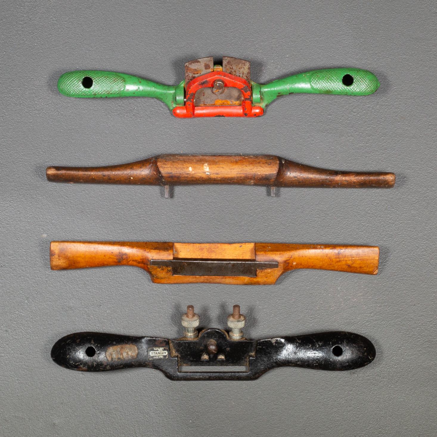 À PROPOS DE

Collectional d'anciens rasoirs à rayons en bois du 19e siècle et de rasoirs à rayons en acier du début du 20e siècle. 

    CREATOR Stanley, fabriqué en Angleterre. Kunz, fabriqué en Allemagne. 
    A.I.C. c.1860-1940.
    MATERIALES ET