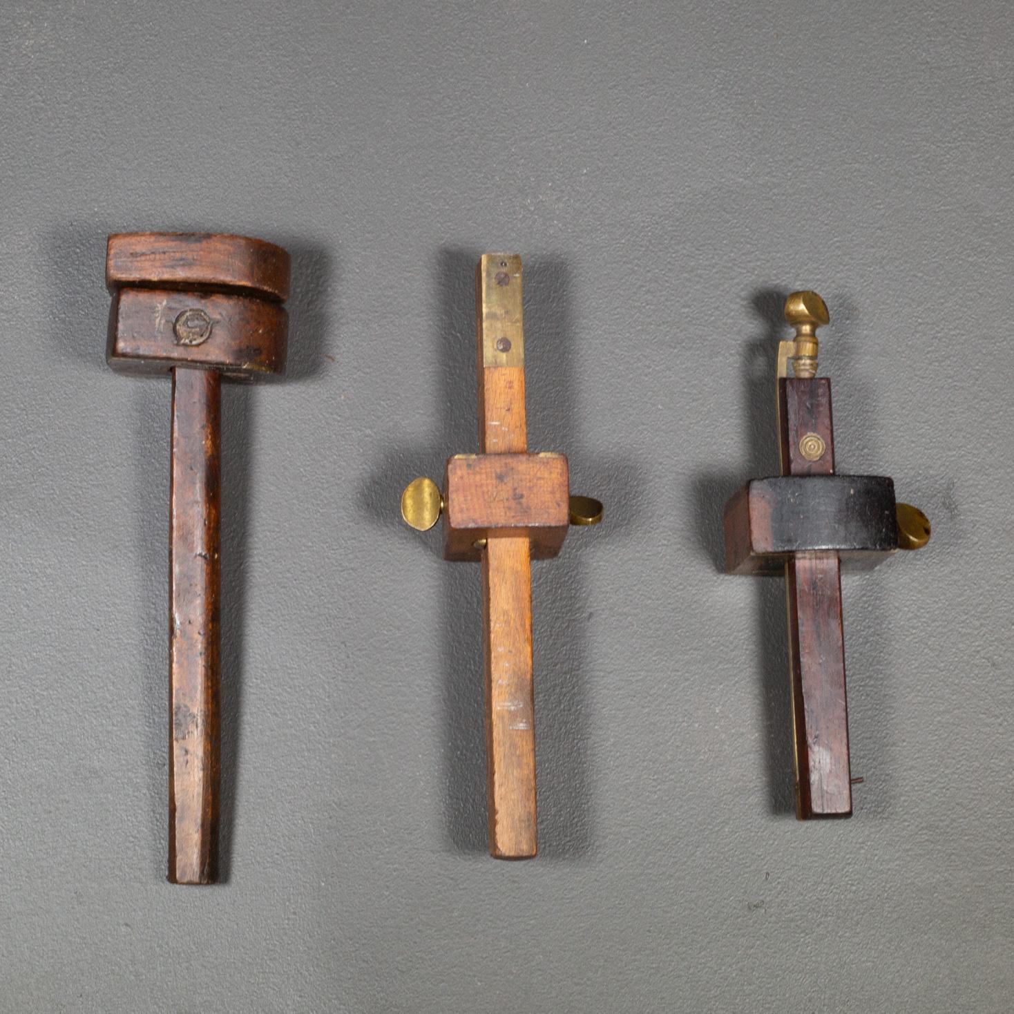 À PROPOS DE

Collectional de gabarits de marquage de mortaises en bois de rose et en buis du XIXe siècle, avec boutons et accents en bronze. L'une d'entre elles est estampillée 