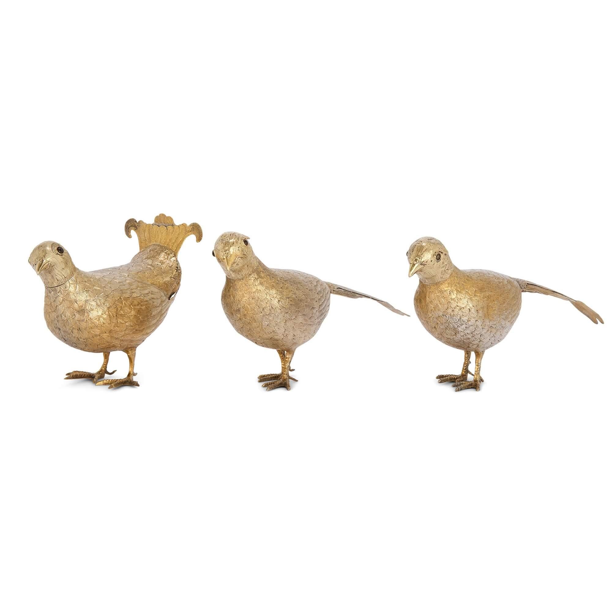 Collezione di spruzzi d'acqua di rose in argento dorato a forma di uccello del XIX secolo 
Continentale, XIX secolo
Il più grande: Altezza 11,5 cm, larghezza 15,5 cm, profondità 6,5 cm.
Il più piccolo: altezza 10,5 cm, larghezza 27 cm, profondità 6