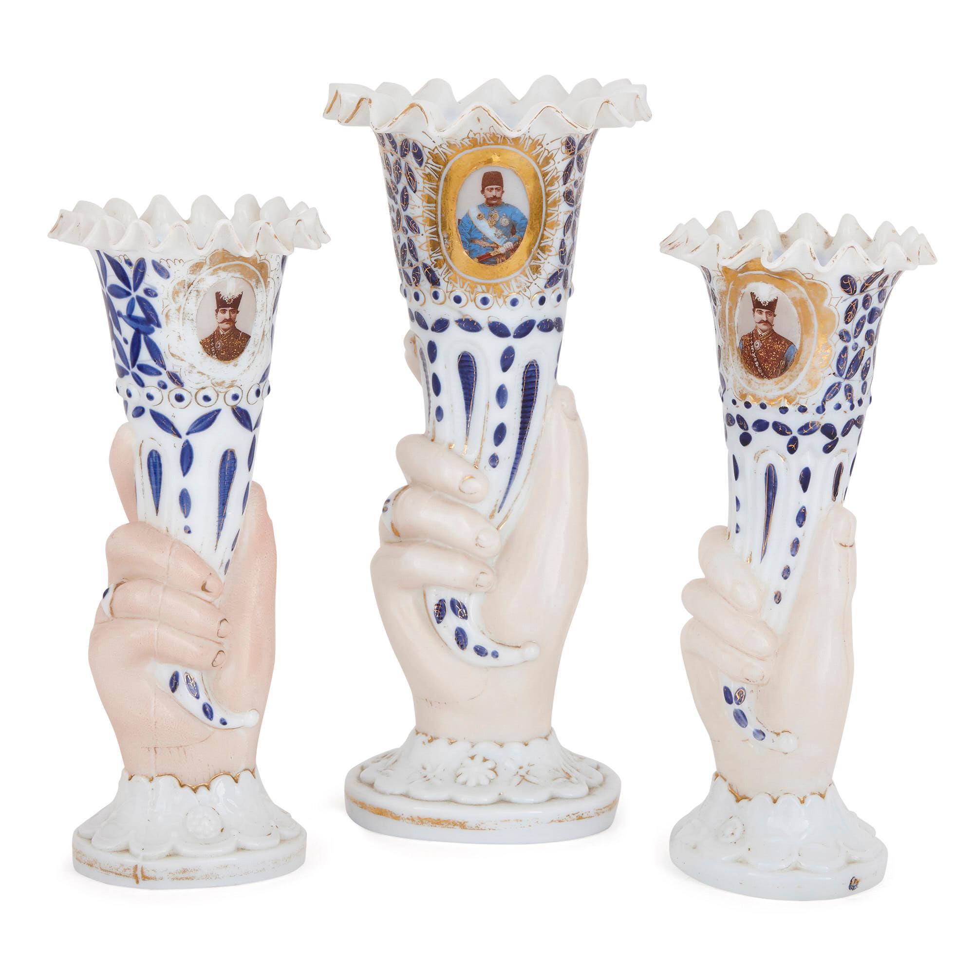 Diese wunderbare Sammlung von böhmischen Glasobjekten wurde im späten 19. Jahrhundert für den persischen Markt geschaffen. Das Set - bestehend aus drei Vasen, einem Huqqa-Sockel und einem Krug - ist eine schöne Ergänzung zu einer Sammlung antiker