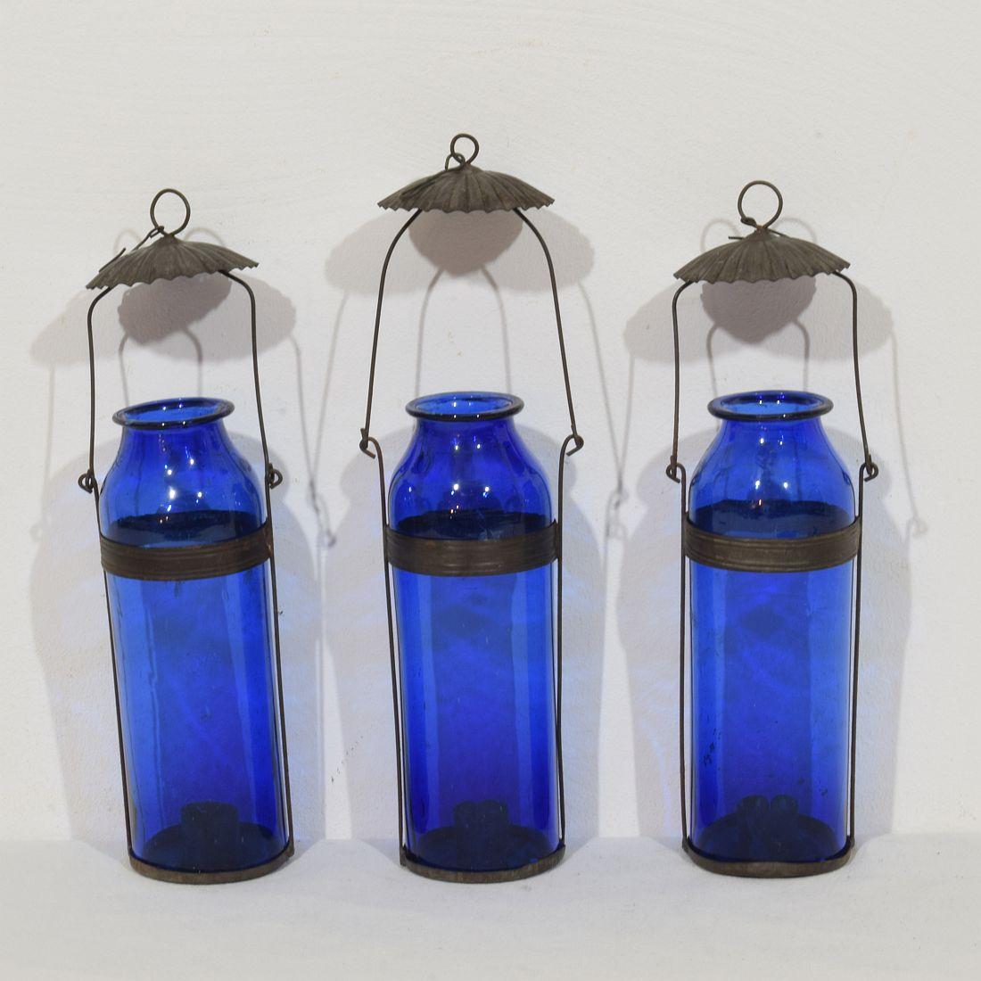 Belle collection de 3 lanternes en verre très rares. Lyon, France, vers 1900, en bon état mais altéré par les intempéries.
H:28-30cm  L:9cm P:6,5cm 