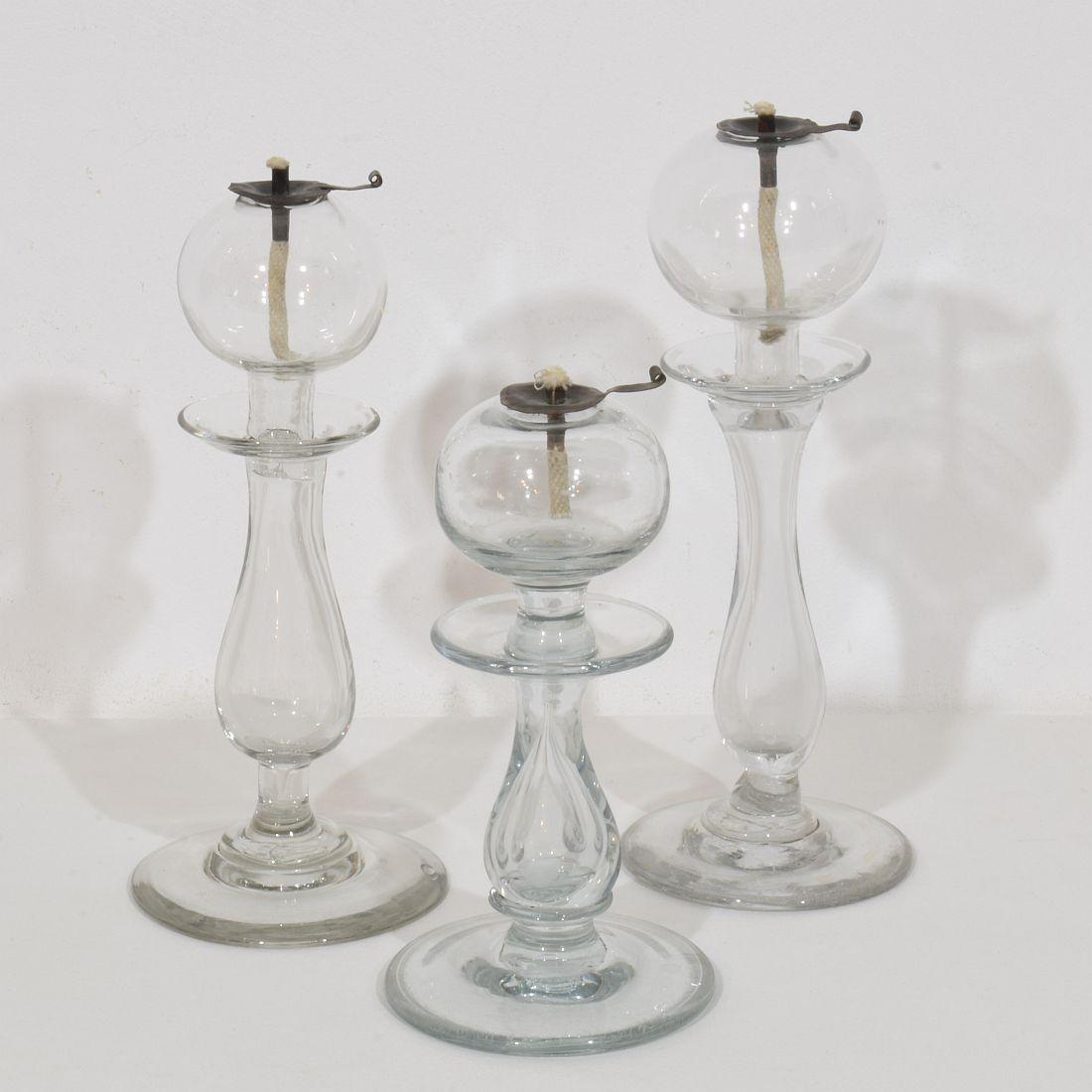 Rara colección de tres lámparas de aceite de vidrio soplado tejedoras del sur de Francia, Francia, circa 1800-1900
Muy buen estado. Portamechas de cobre de fecha reciente.
Medidas: H:21-27cm  Anchura:10-11 cm cada una.
La medida aquí abajo es de la
