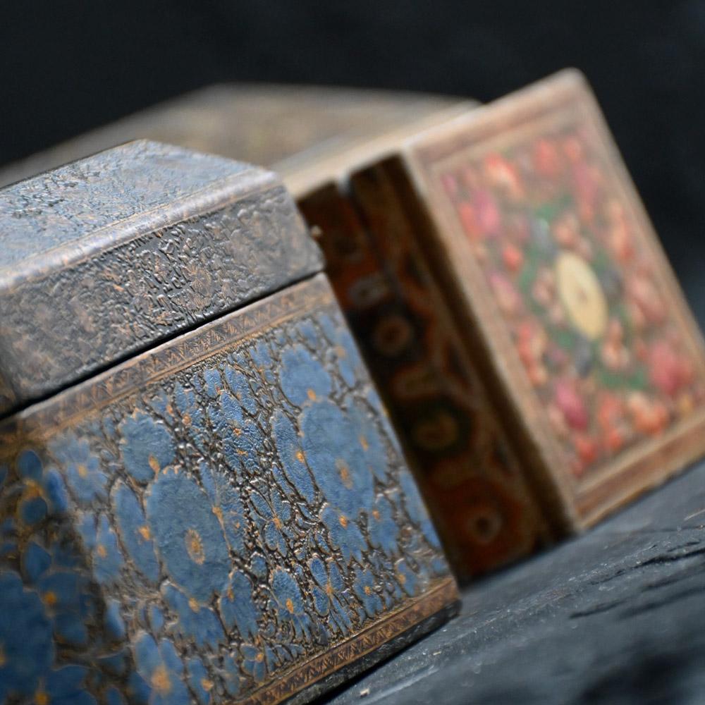 Victorien The Collective of 19th Century Hand Painted Kashmiri Boxes (Boîtes du Cachemire peintes à la main)  en vente