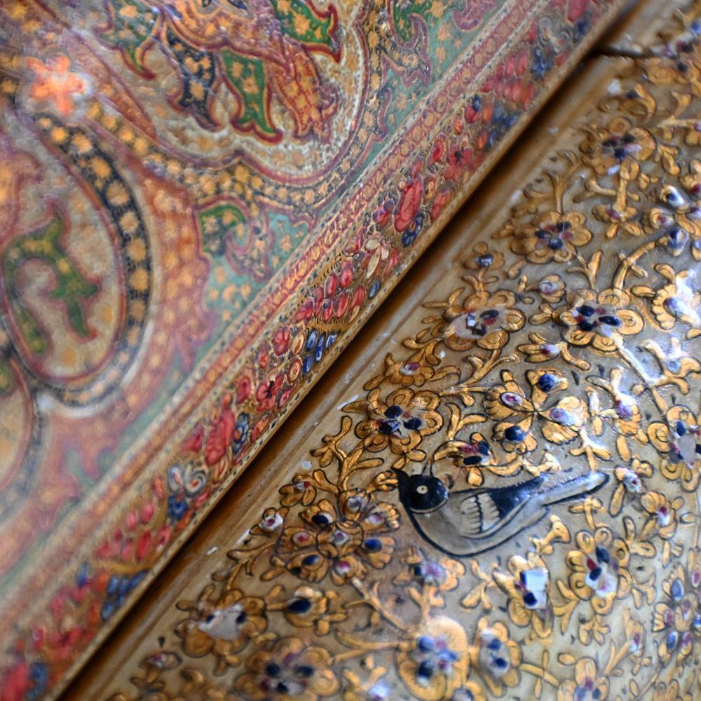 Collectional d'objets du Cachemire du 19e siècle 

Une collection très décorative d'objets du 19e siècle fabriqués à la main au Cachemire, comprenant 6 boîtes de formes différentes, une lampe de travail et une urne. Ces articles sont tous peints à