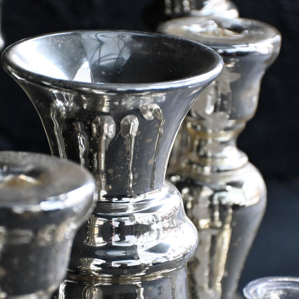 Collection of 19th Century Mercury Glass French Candle Sticks
Eine sehr dekorative Sammlung von zehn mundgeblasenen Quecksilbergläsern aus dem 19. Jahrhundert. Insgesamt gibt es in dieser Collection'S vier Paare von Kerzenständern, 1 einzelne Vase