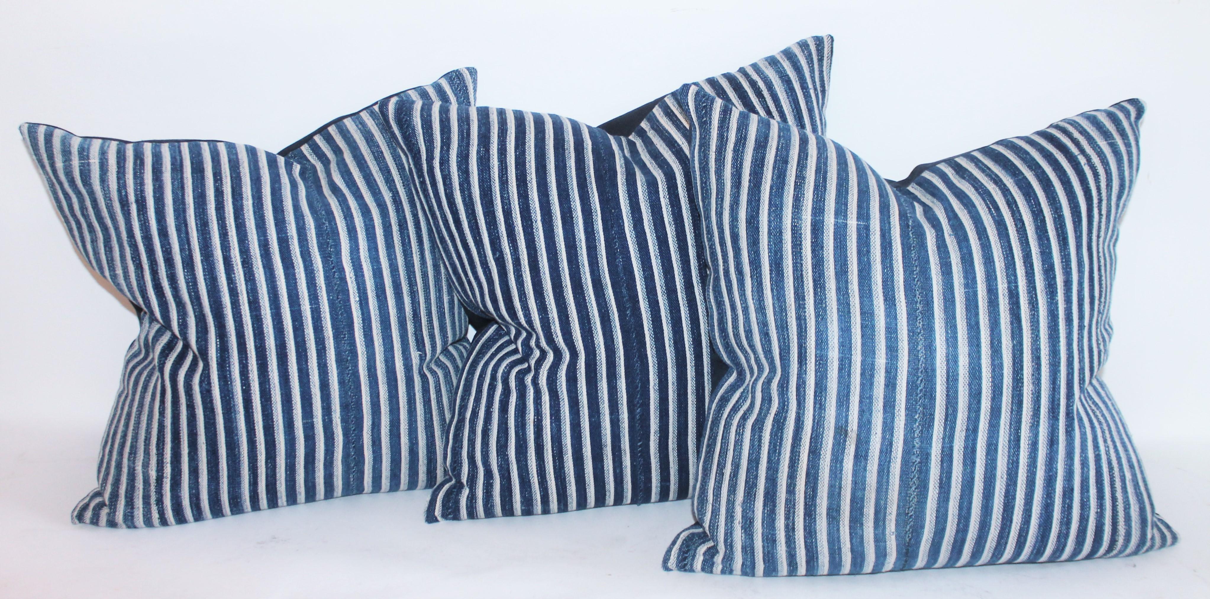 Cette collection du 19ème siècle s'est joliment effacée. Le support est en lin de coton bleu indigo. Vendu comme un groupe de quatre oreillers.